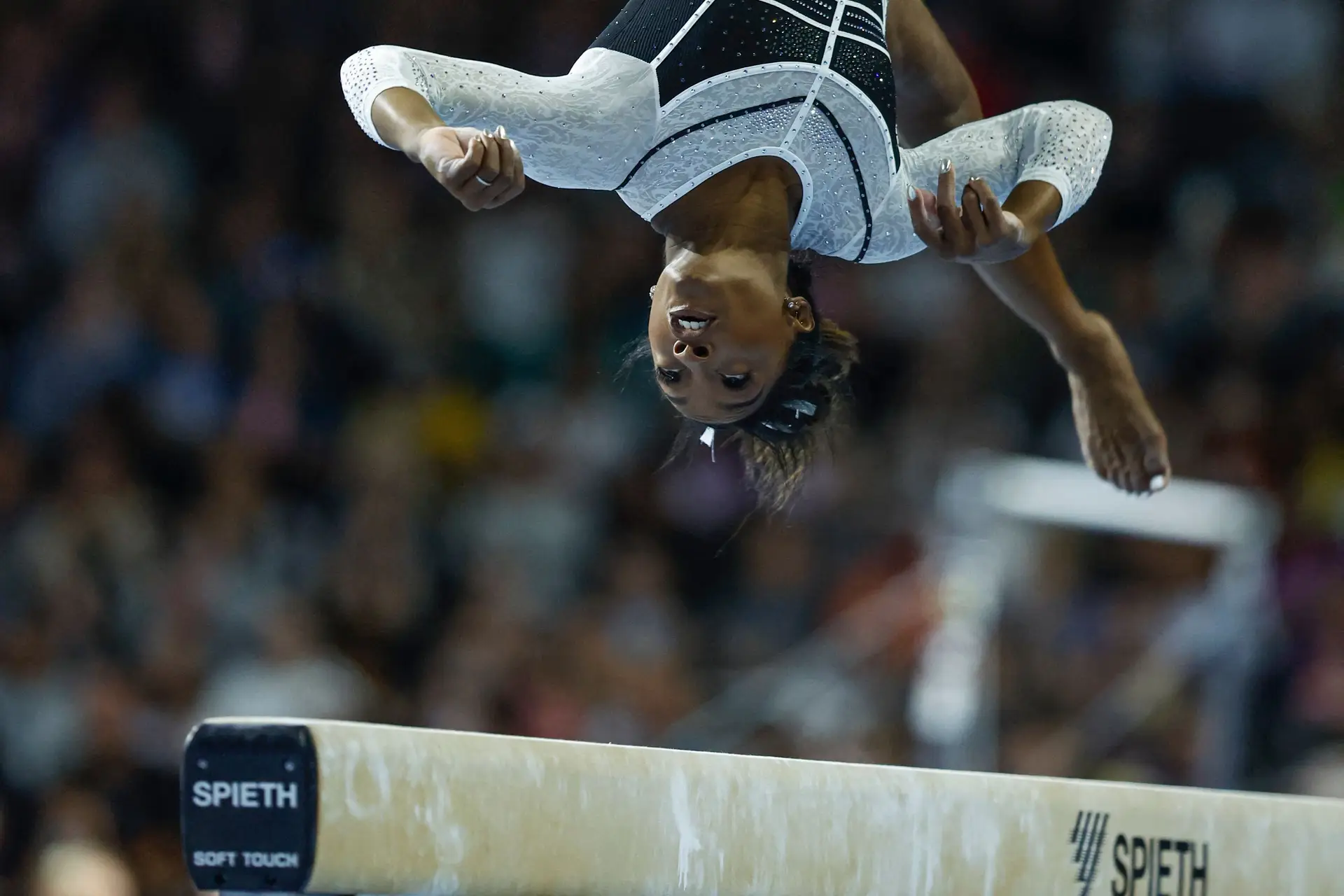 Simone Biles dá show, repete 'salto perfeito' e lidera o Mundial