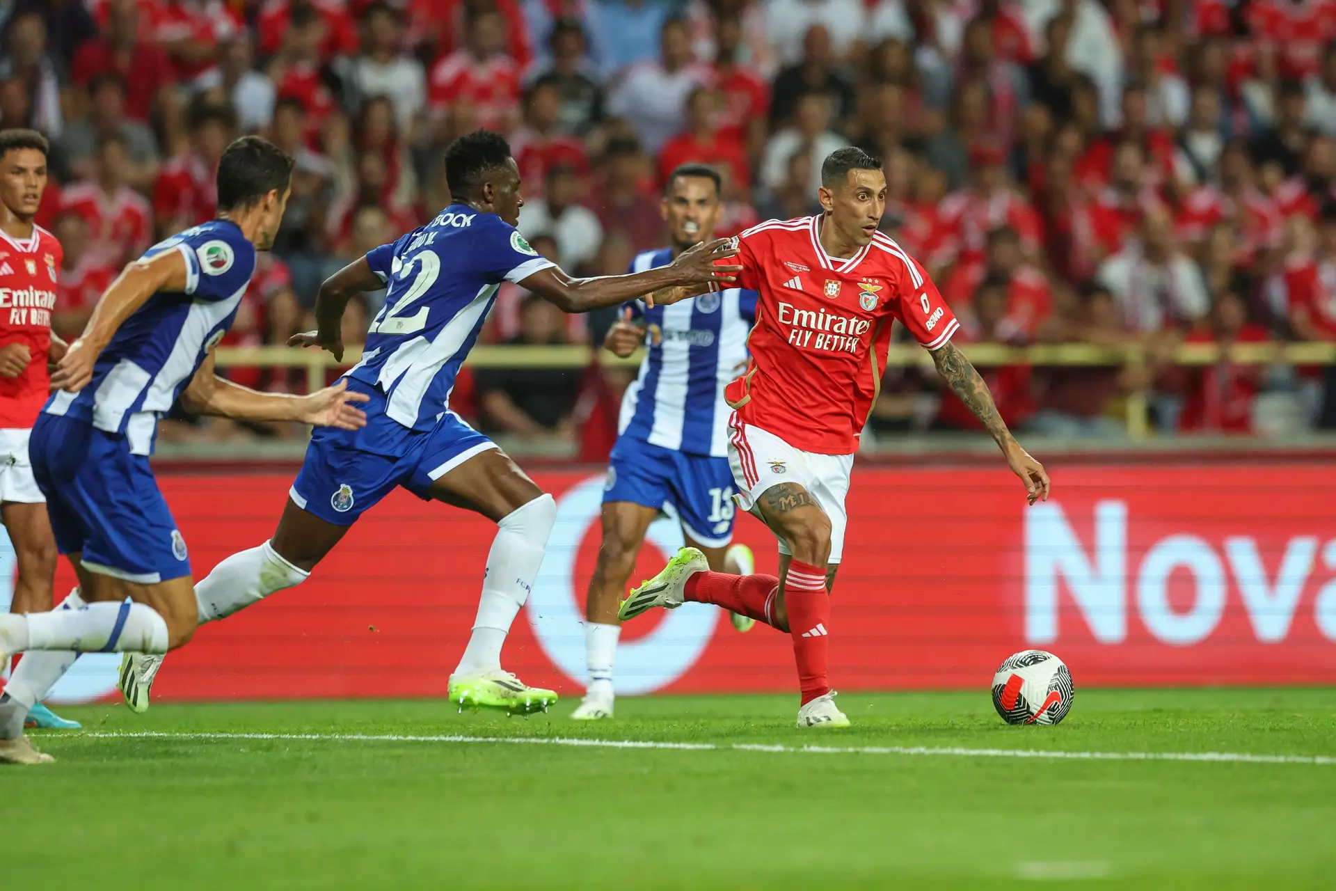 O Benfica ganhou a Supertaça ao FC Porto. E a Supertaça fez quase uma caricatura ao futebol português