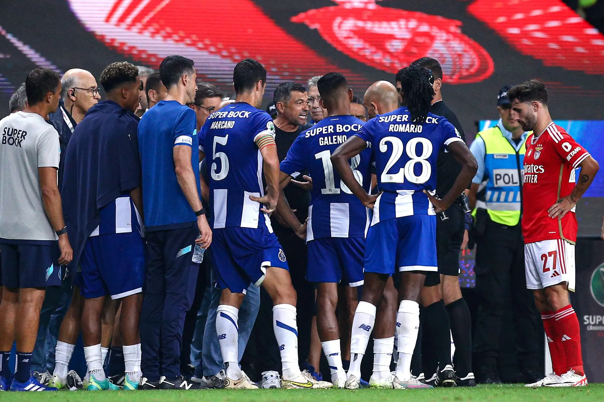 O Benfica ganhou a Supertaça ao FC Porto. E a Supertaça fez quase uma  caricatura ao futebol português