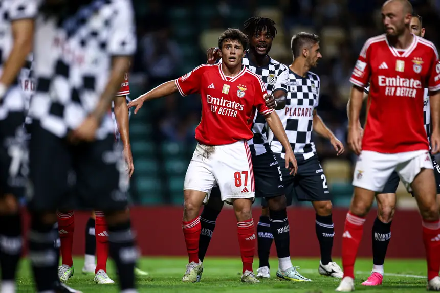 Benfica vence o Sporting nos descontos e por quatro centímetros, Crónica  de jogo