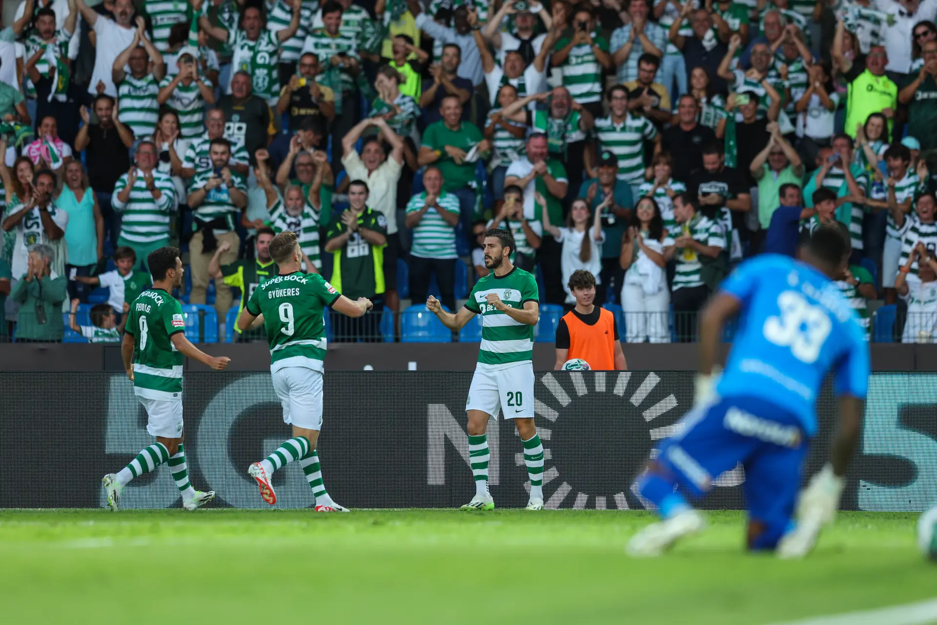 Benfica vence o Sporting nos descontos e por quatro centímetros, Crónica  de jogo