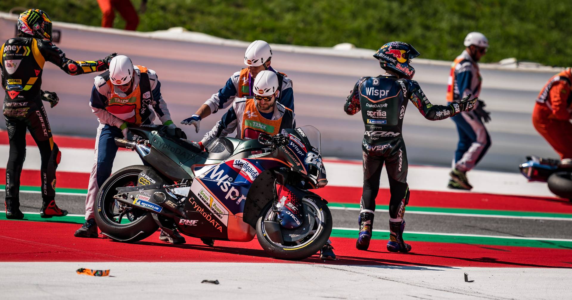 Moto GP: mais uma vez, Miguel Oliveira foi abalroado por um adversário e  desistiu da corrida ao sprint do GP da Áustria