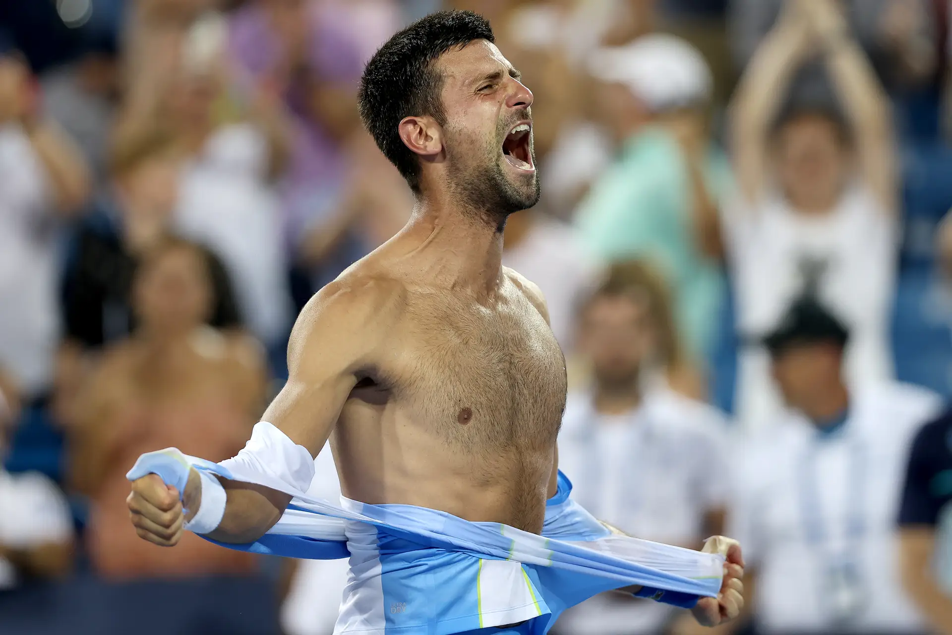 Em jogo de quase 5 horas, Alcaraz supera Djokovic e é campeão de Wimbledon