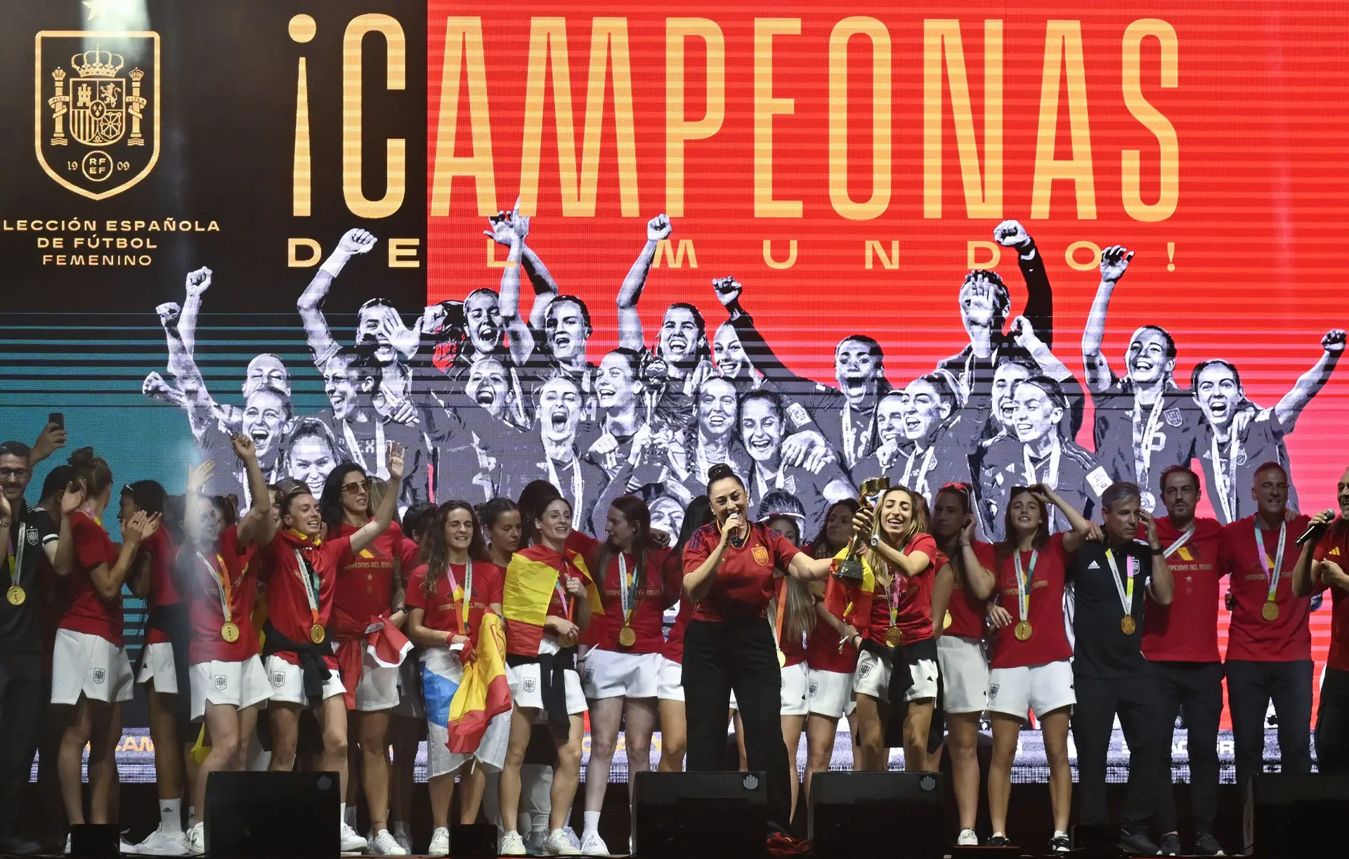 📸 As melhores imagens da festa espanhola no triunfal regresso a casa das campeãs mundiais de futebol