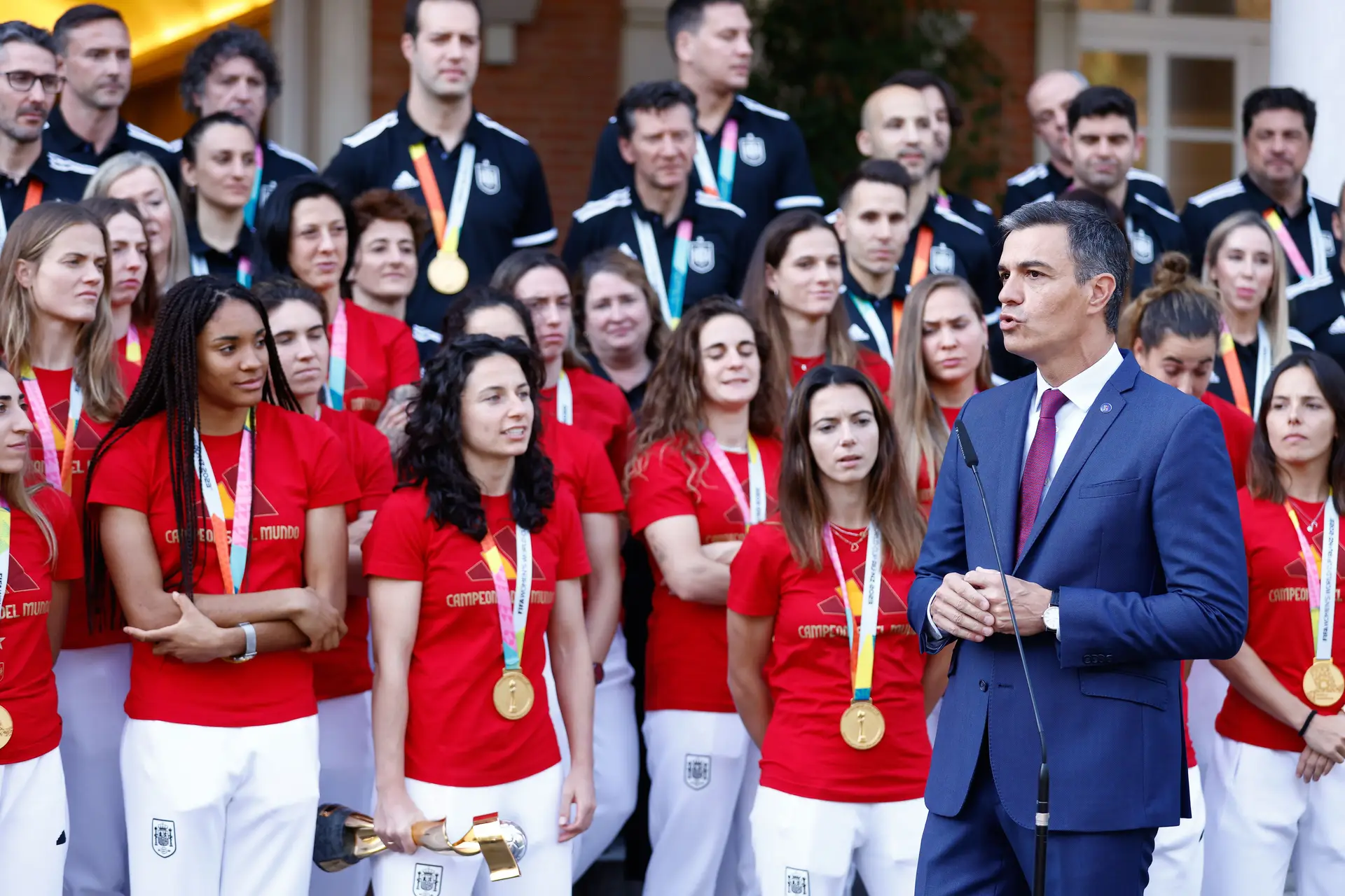 Primeiro-ministro espanhol diz que beijo de Rubiales a jogadora é “inaceitável” e que desculpas do líder da federação são “insuficientes”