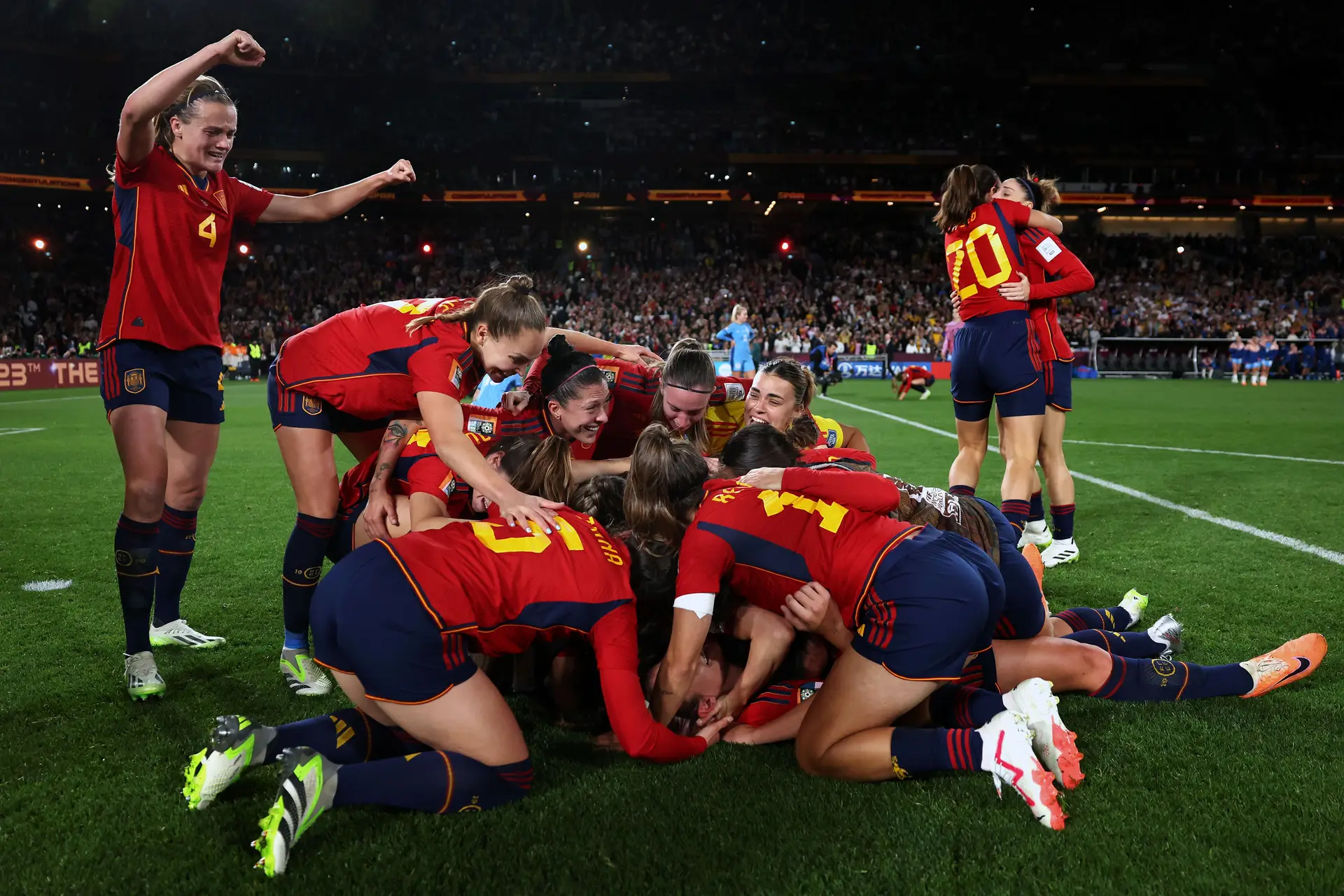 Mais de 80 jogadoras espanholas anunciam que não voltam à seleção enquanto Rubiales se mantiver e Hermoso nega consentimento