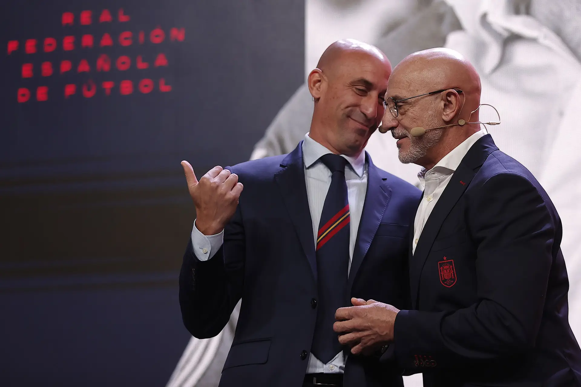 Aplaudiu discurso de Rubiales, mas agora o selecionador espanhol masculino diz que censura “sem paliativos” comportamento do dirigente