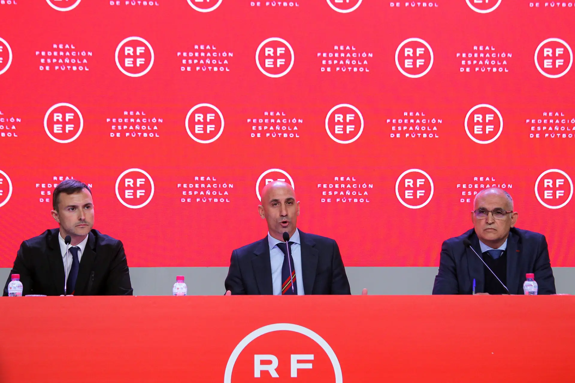 Andreu Camps, à direita e ao lado de Luis Rubiales, numa conferência de imprensa.
