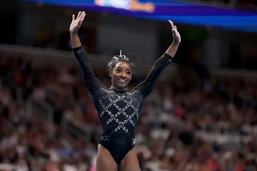 Simone Biles dá show, repete 'salto perfeito' e lidera o Mundial