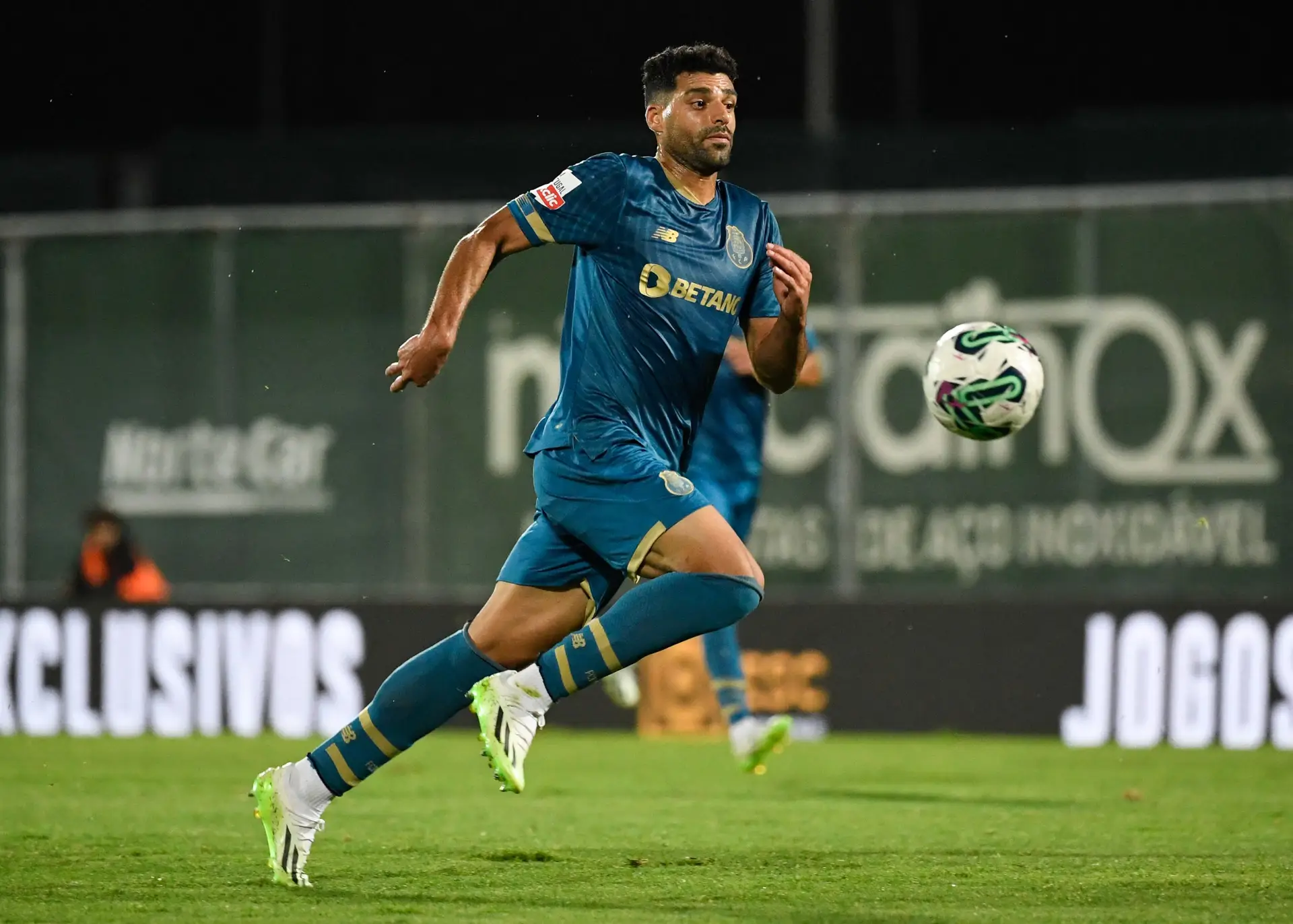 Uma equipa em que a novidade está no banco (os onzes do Arouca-FC Porto)