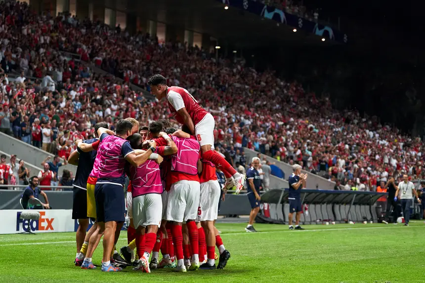 Benfica de novo com três centrais para tentar sobreviver na Champions