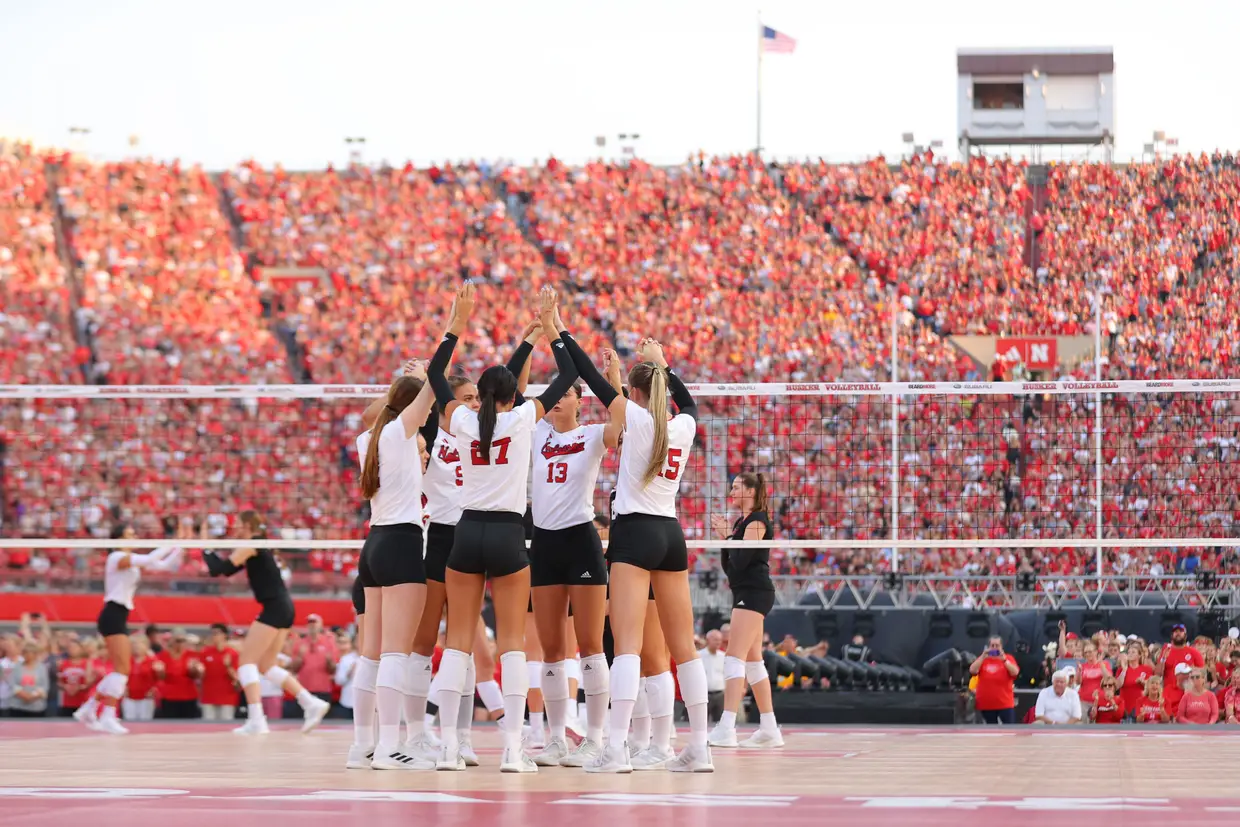 EUA: jogo de vôlei bate recorde de maior público em eventos esportivos  femininos