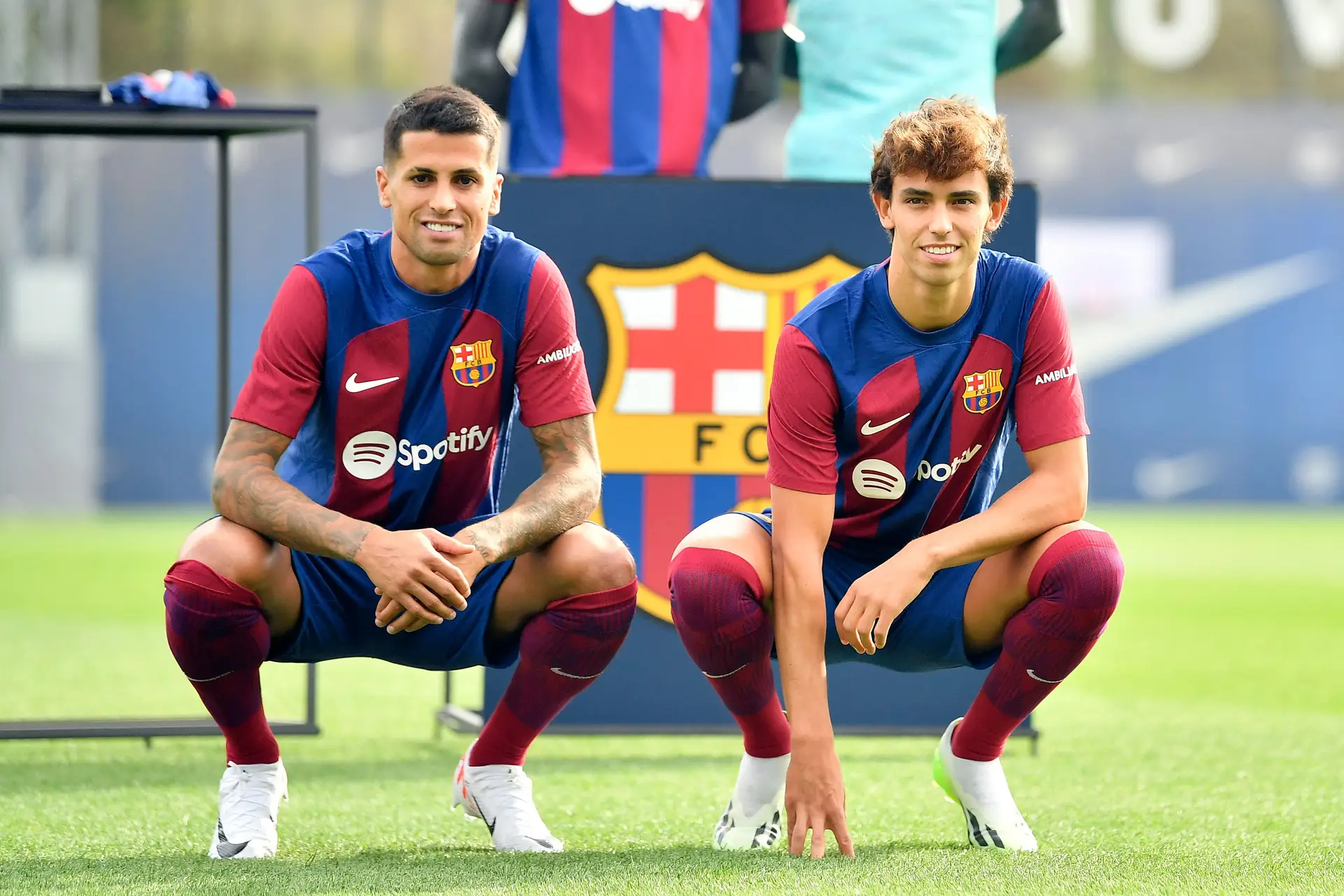João Cancelo e João Félix, durante a apresentação oficial como jogadores do Barcelona