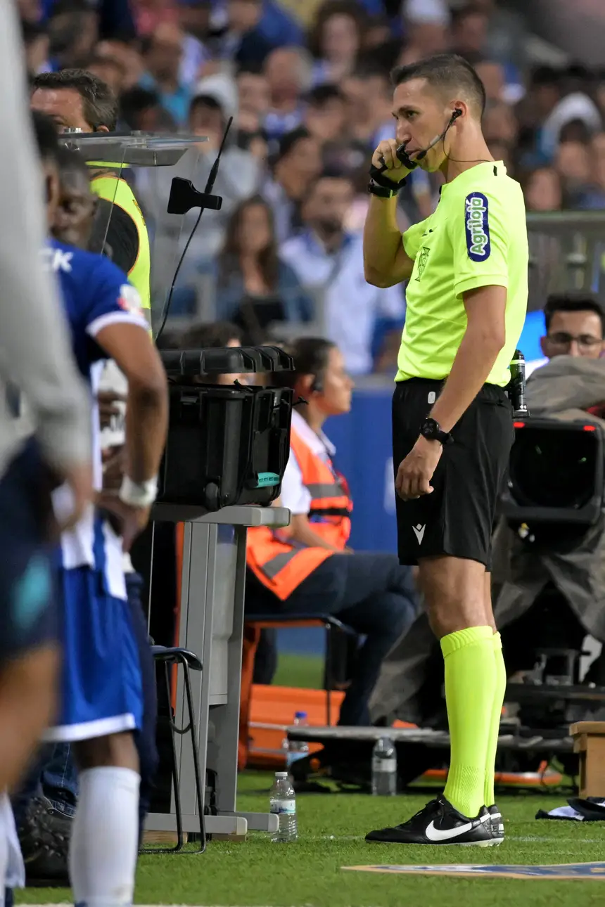 O árbitro reverteu um penálti no FC Porto - Arouca só com base na informação áudio. E os regulamentos dão-lhe razão