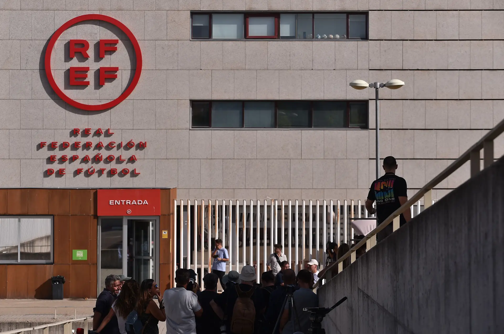 Federação espanhola pede “as mais sinceras desculpas” pelo “dano causado” por Rubiales no dia em que se fala em despedimento do selecionador