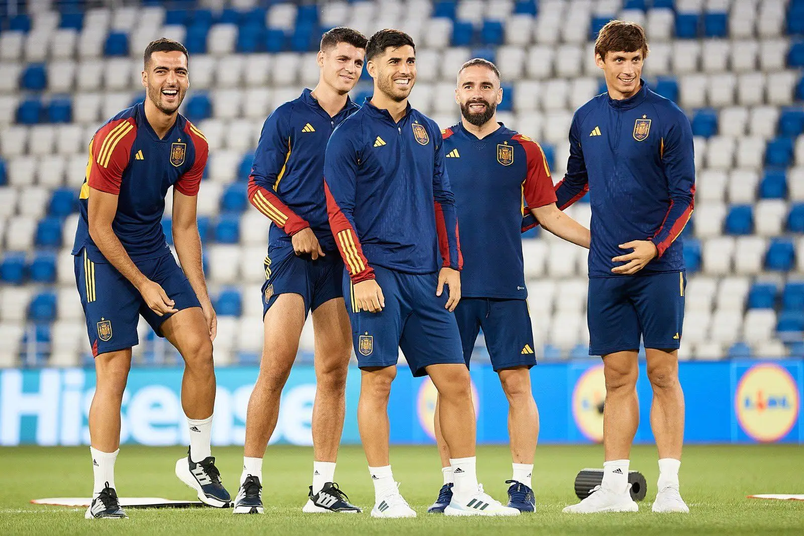 Sapatos de jogador de futebol de bola de futebol e pé no campo