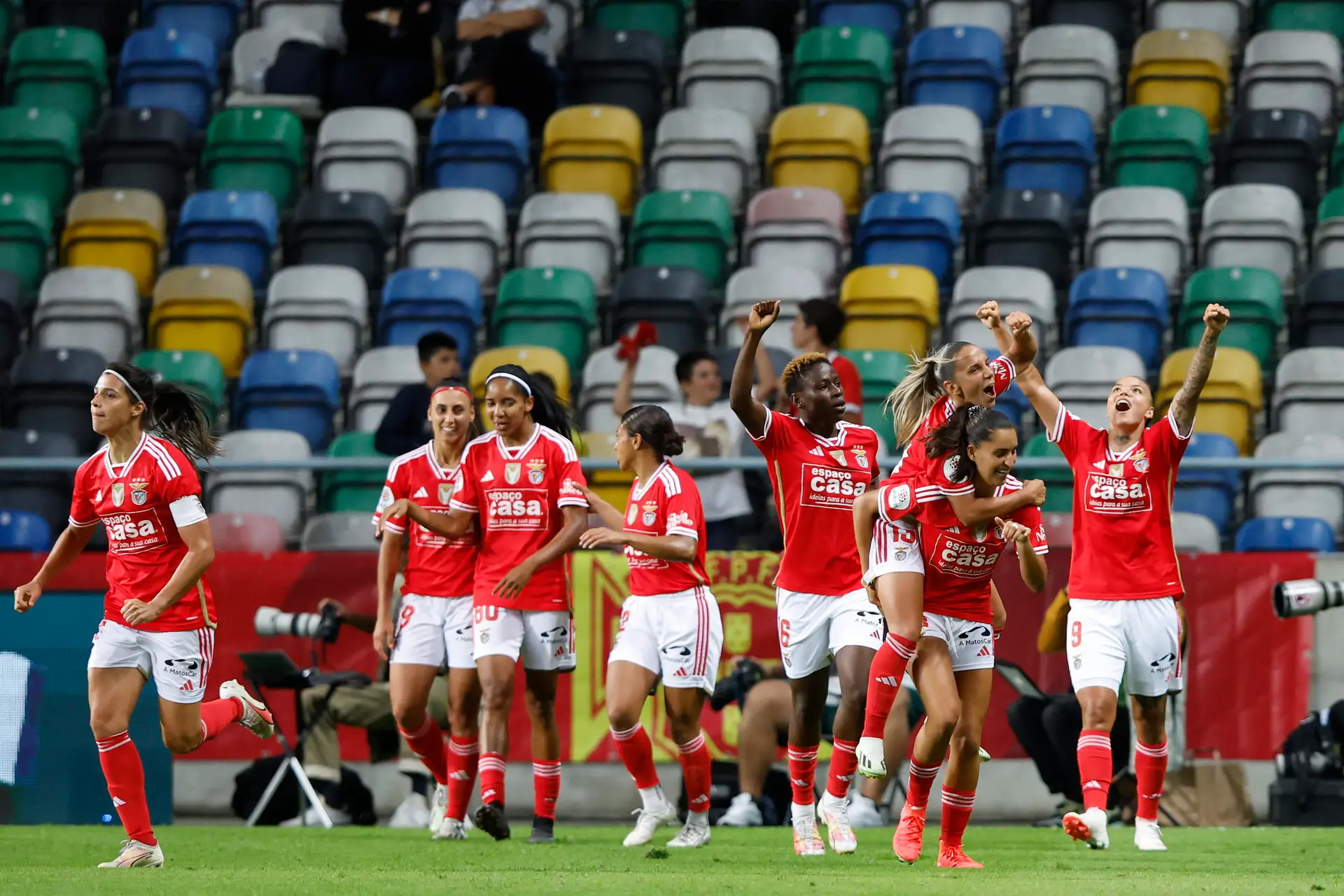 Domingo de surpresas na Liga BPI: Benfica empata e Sporting falha assalto  ao primeiro lugar - Futebol Feminino - SAPO Desporto