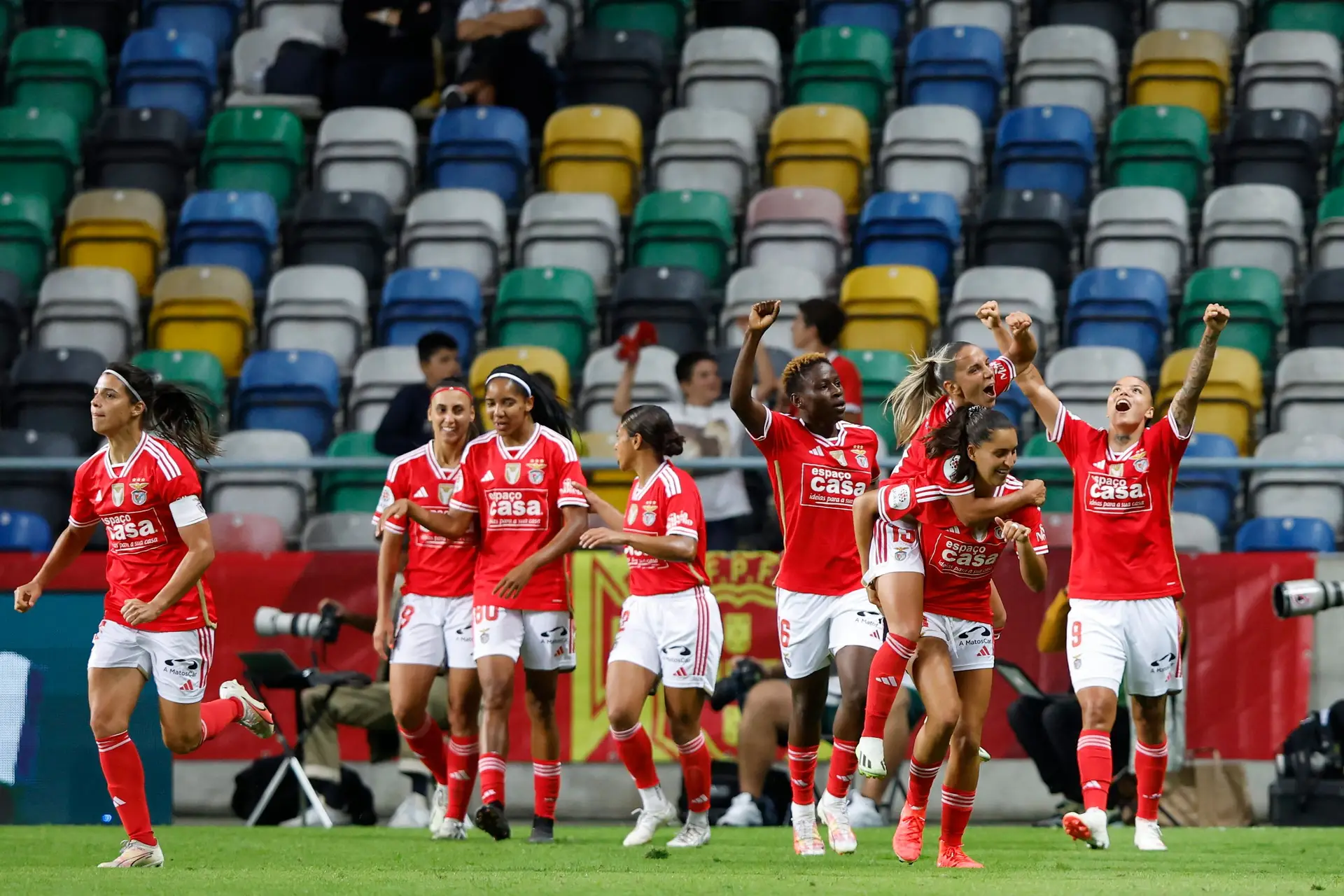 Jogadora De Futebol Feminino Mostrando Emoção Depois De Perder Um