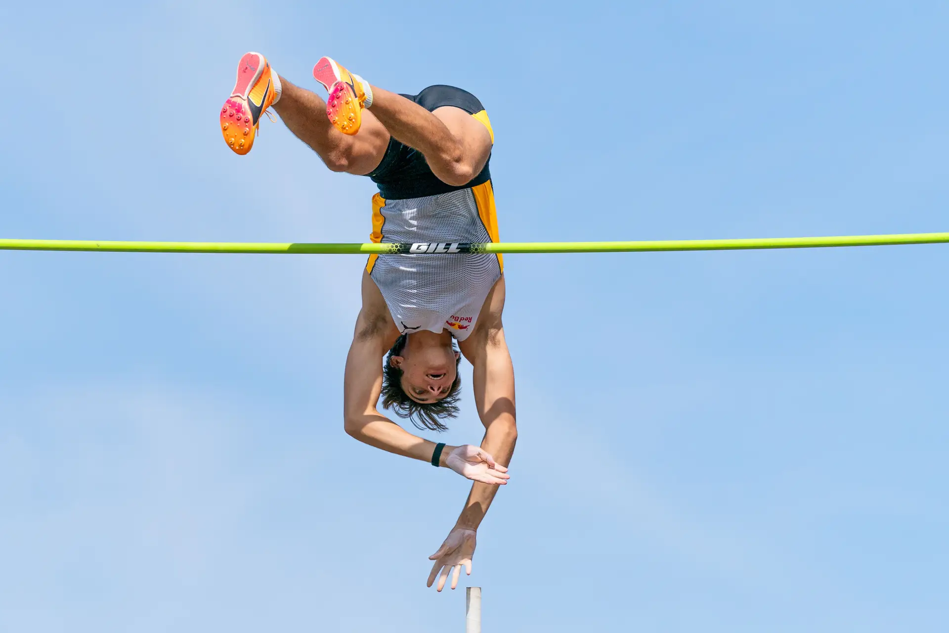 Armand Duplantis quebra recorde e é campeão mundial de salto com vara