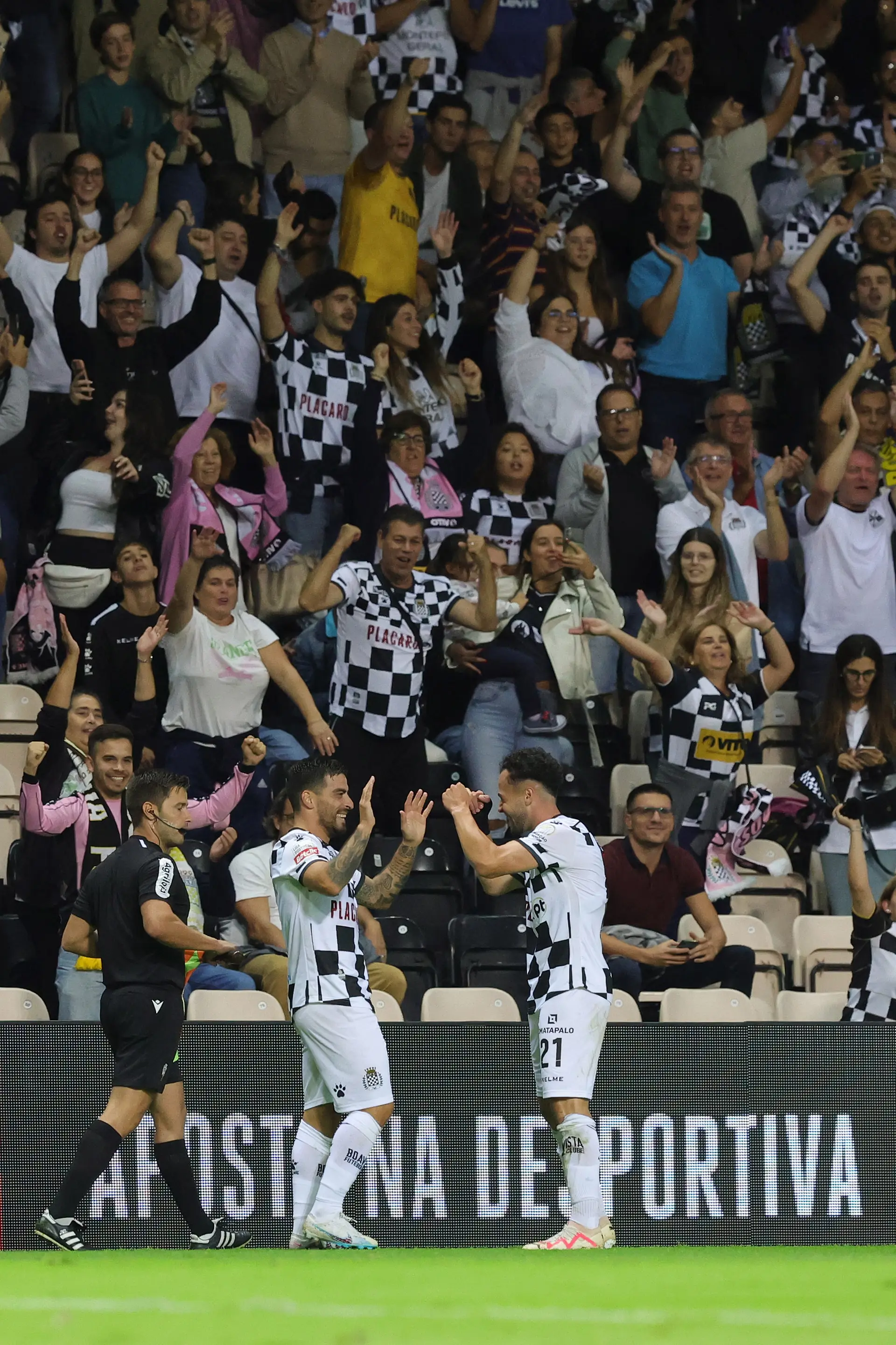 O novo Boavistão de Petit é líder do campeonato apesar dos ordenados em atraso. Como é jogar sem receber?