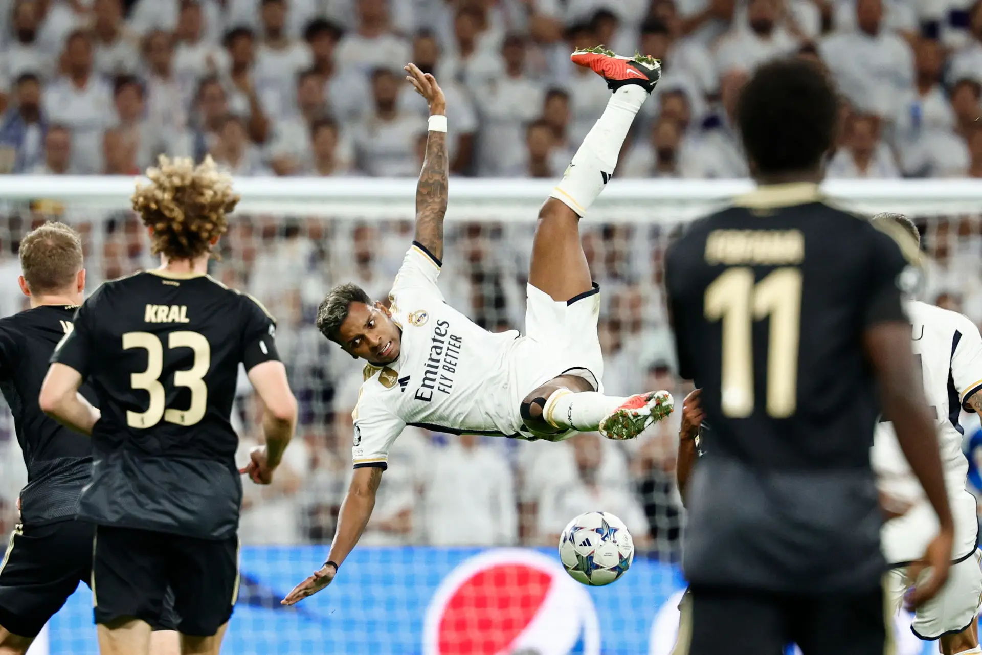 Menino Que Joga O Futebol - Tomando Um Lance Dentro Imagem de