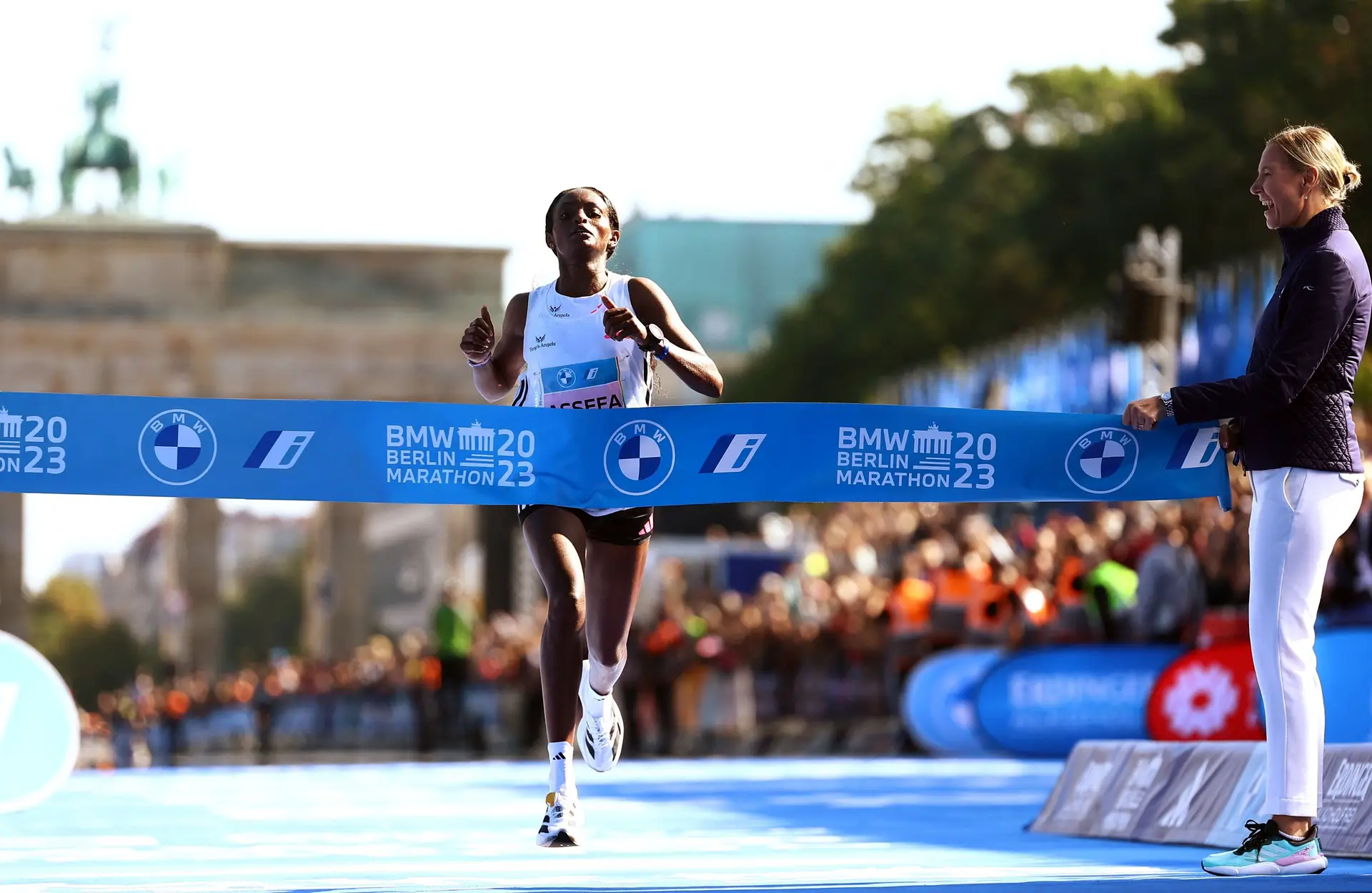 Tigist Assefa: de cair nas eliminatórias dos 800 metros até tirar mais de dois minutos ao recorde mundial da maratona