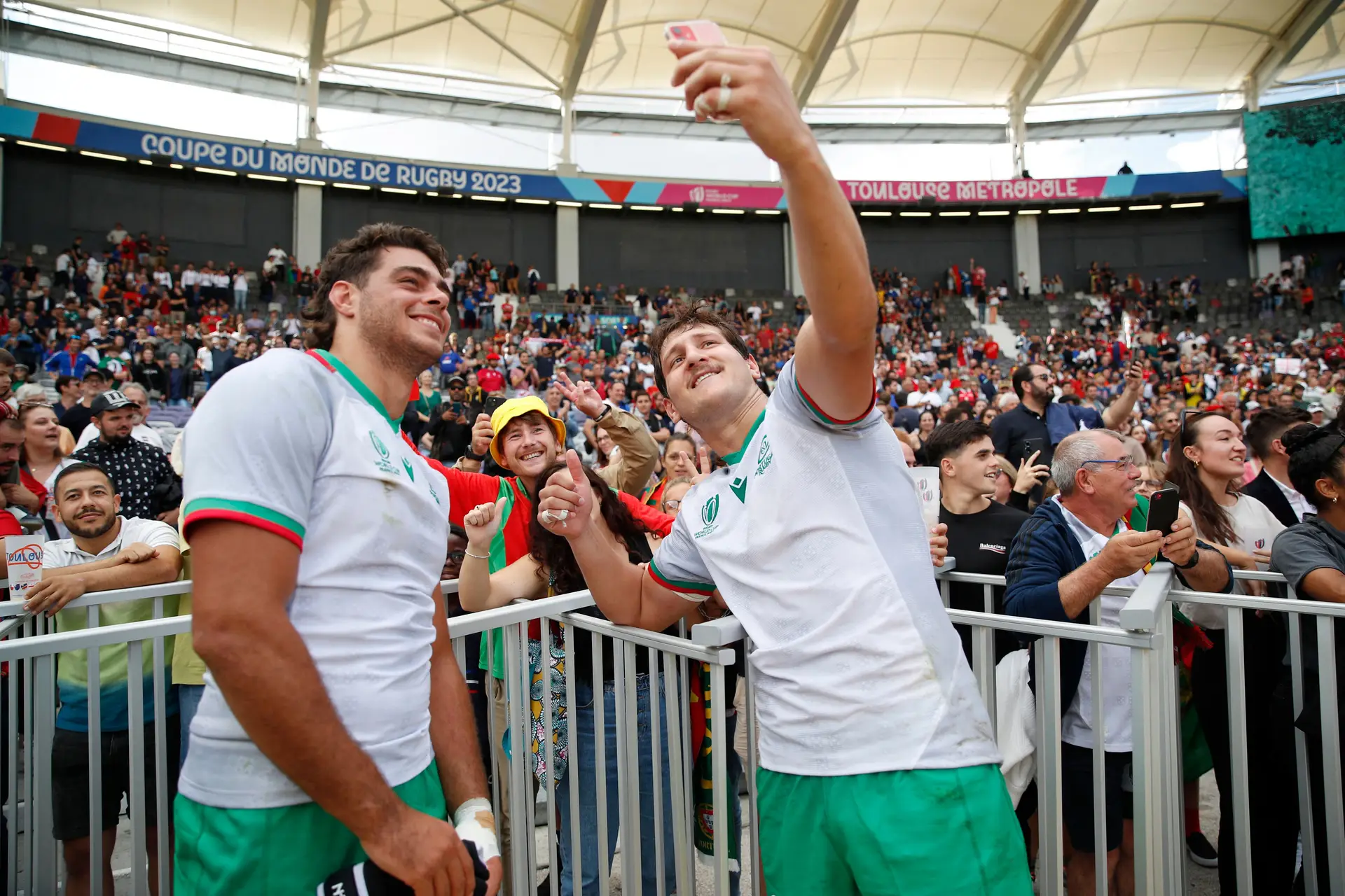 José Madeira, à direita, com Manuel Cardoso Pinto, a tirarem uma fotografia com adeptos no final do jogo contra a Geórgia.
