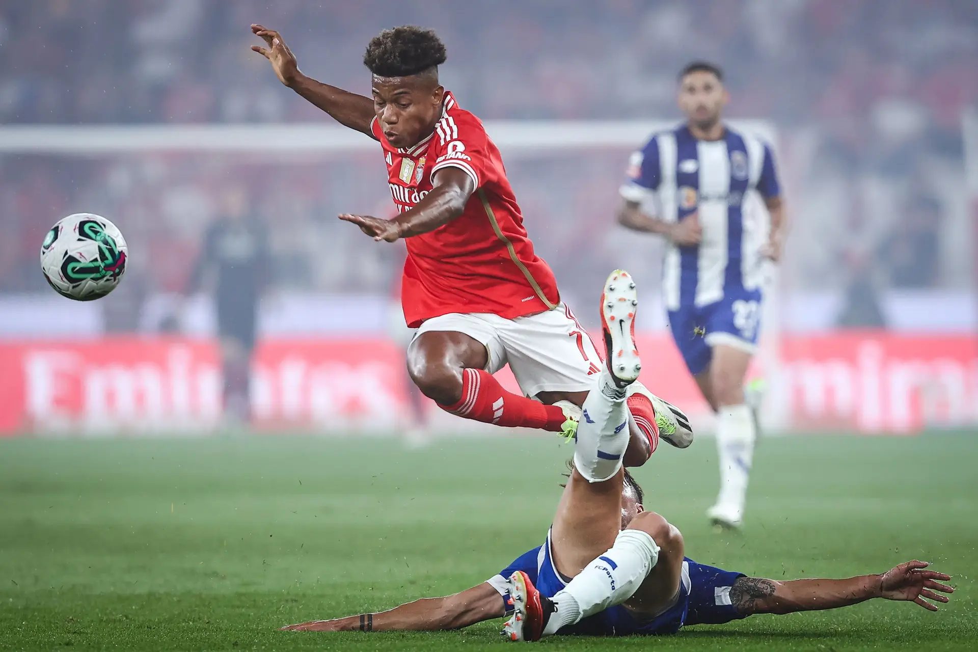 A falta de Fábio Cardoso sobre David Neres que valeu o vermelho ao central