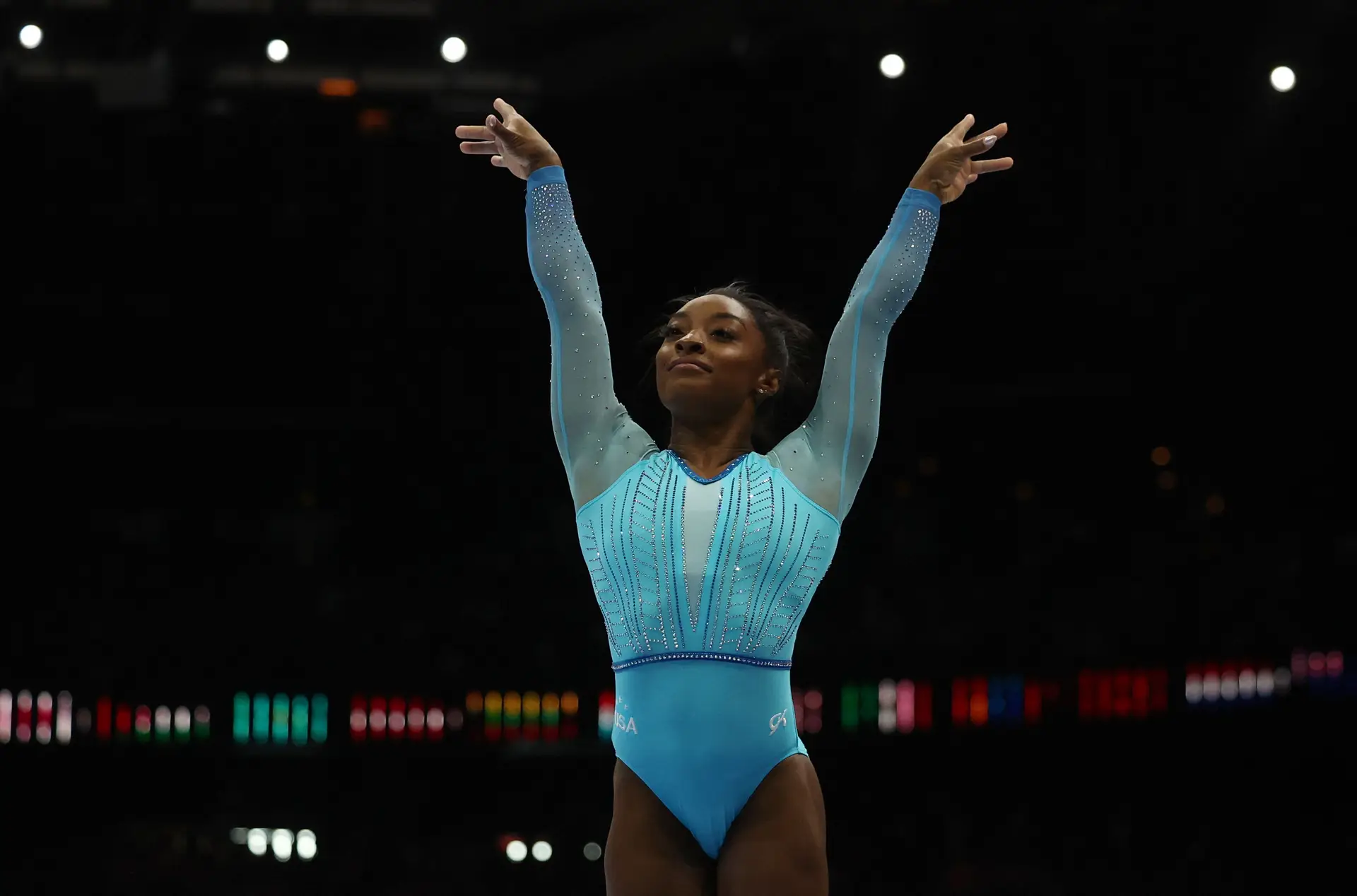 Simone Biles dá show, repete 'salto perfeito' e lidera o Mundial