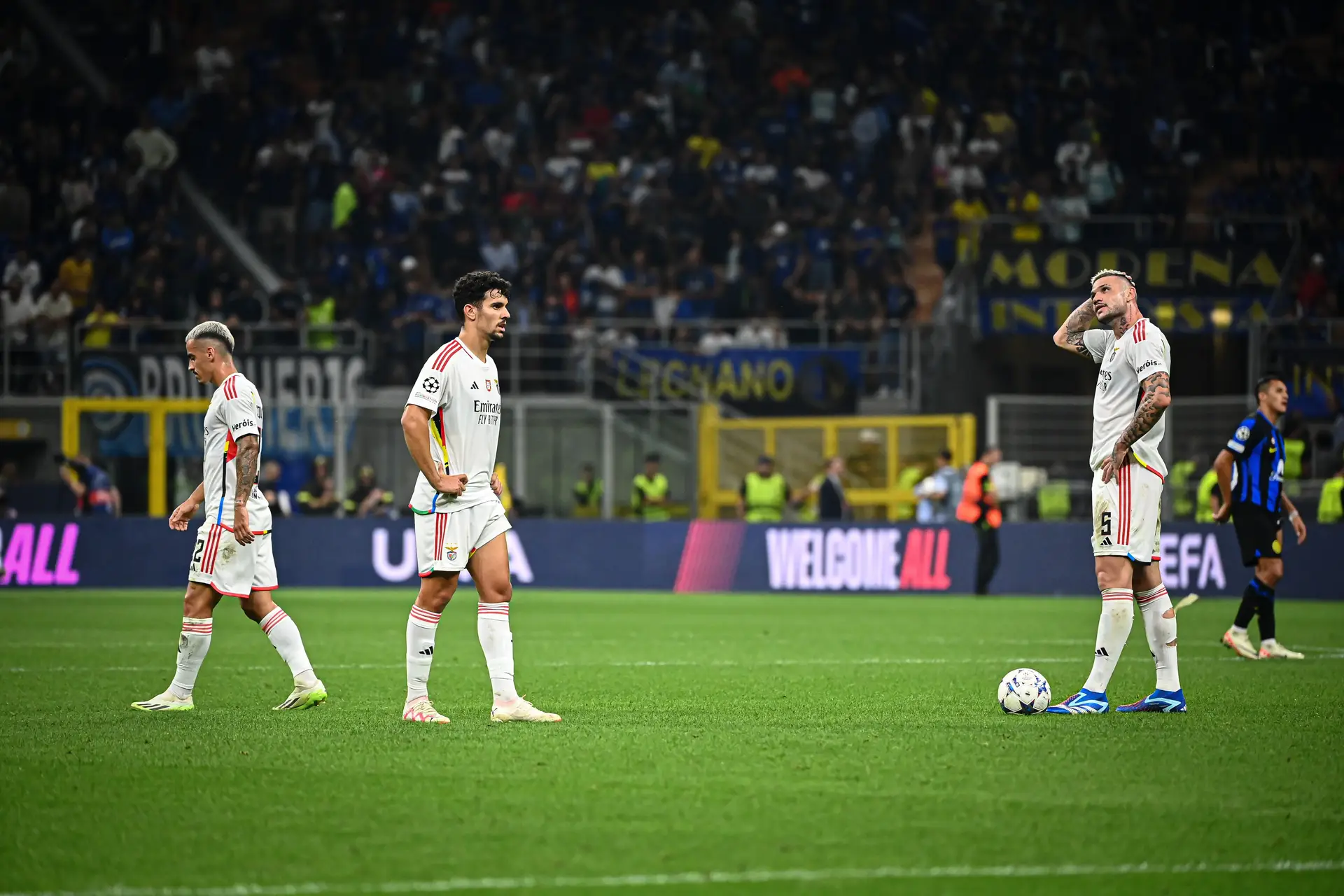 O encolher que não resistiu ao vendaval do Inter: o que dizem os números sobre as (muitas) dificuldades do Benfica na segunda parte em Milão