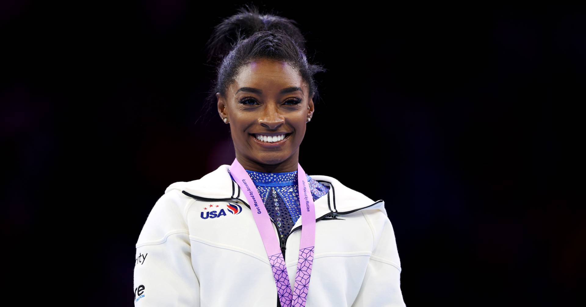 Simone Biles dá show, repete 'salto perfeito' e lidera o Mundial