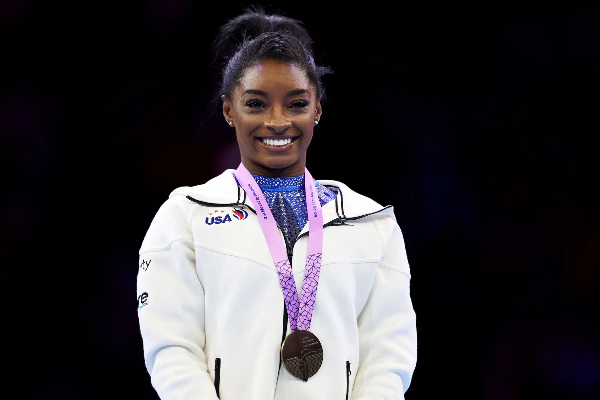 A regressada Simone Biles reconquista o título mundial de ginástica