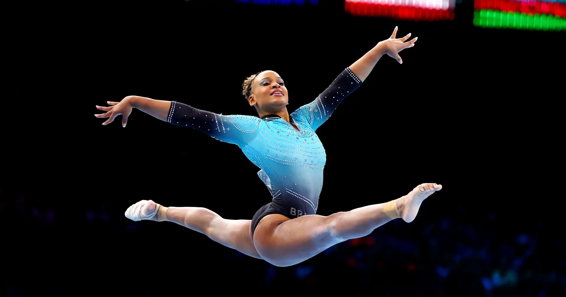 Na Bélgica, Simone Biles entrega coroa para Rebeca Andrade