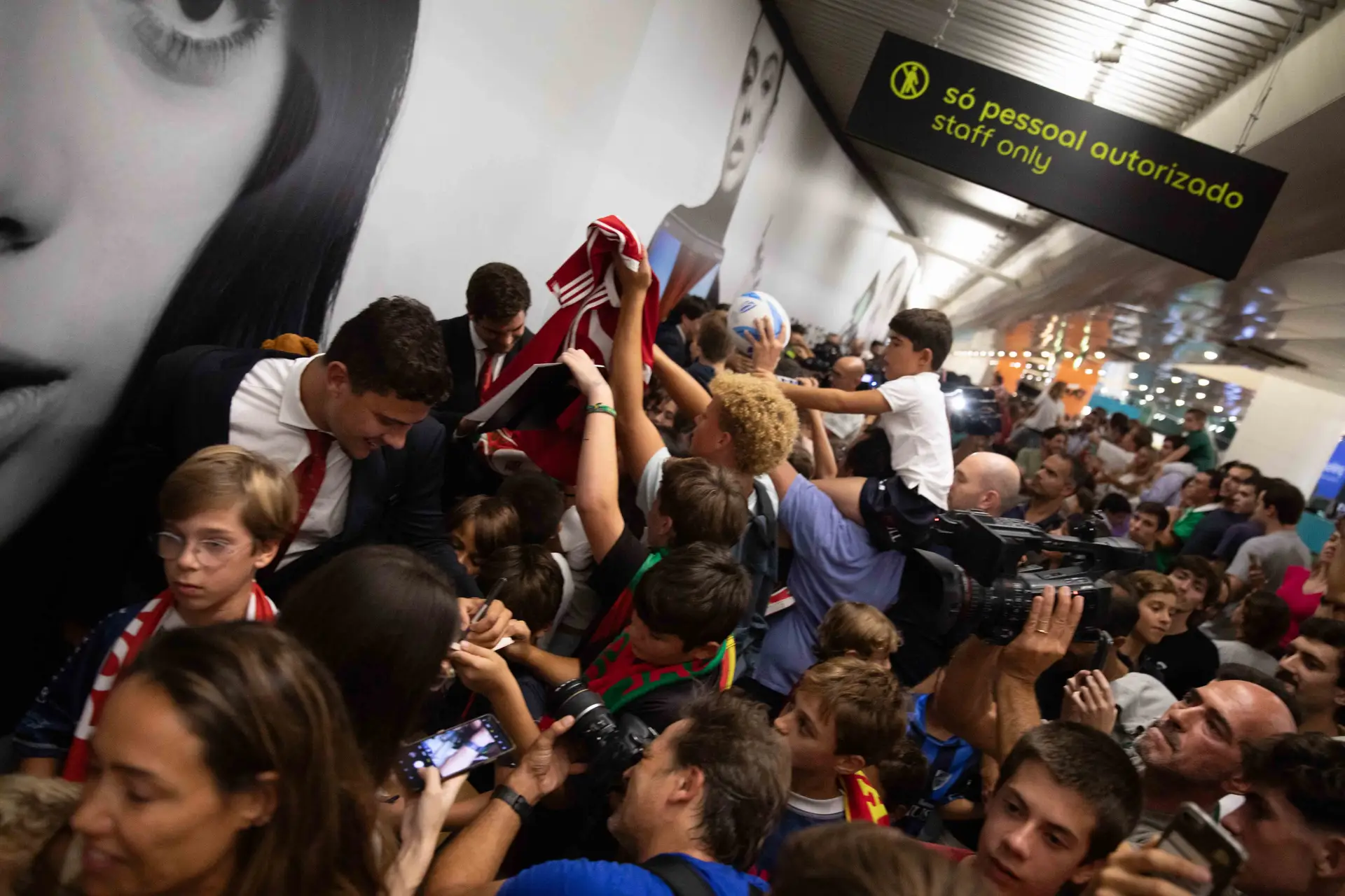 As imagens de uma apoteose: os históricos ‘Lobos’ regressaram a Portugal e foram recebidos por uma multidão no aeroporto de Lisboa