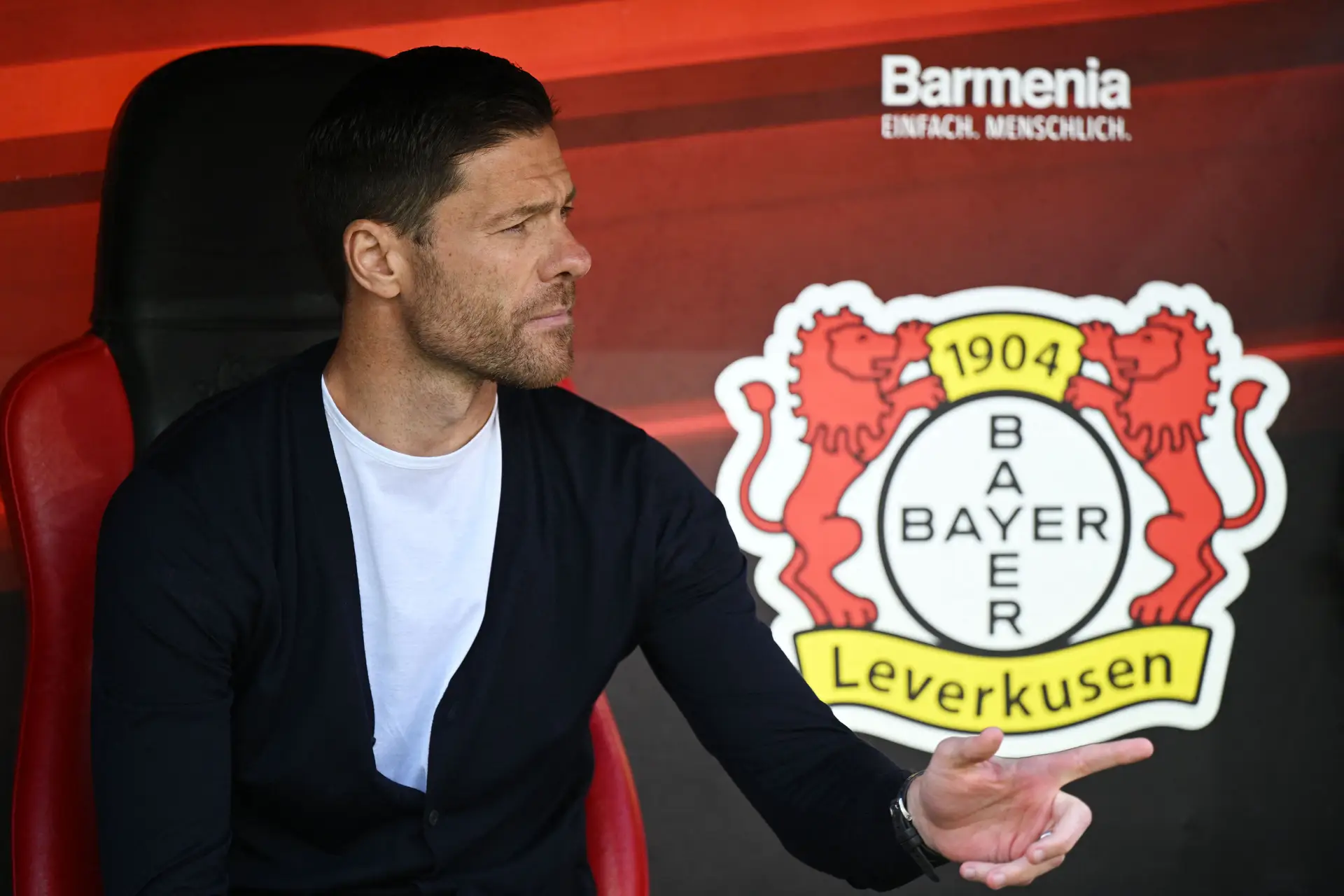 O Bayer de Xabi Alonso e Grimaldo voa na Bundesliga, mas uma cláusula permite que o técnico troque Leverkusen por três velhos conhecidos