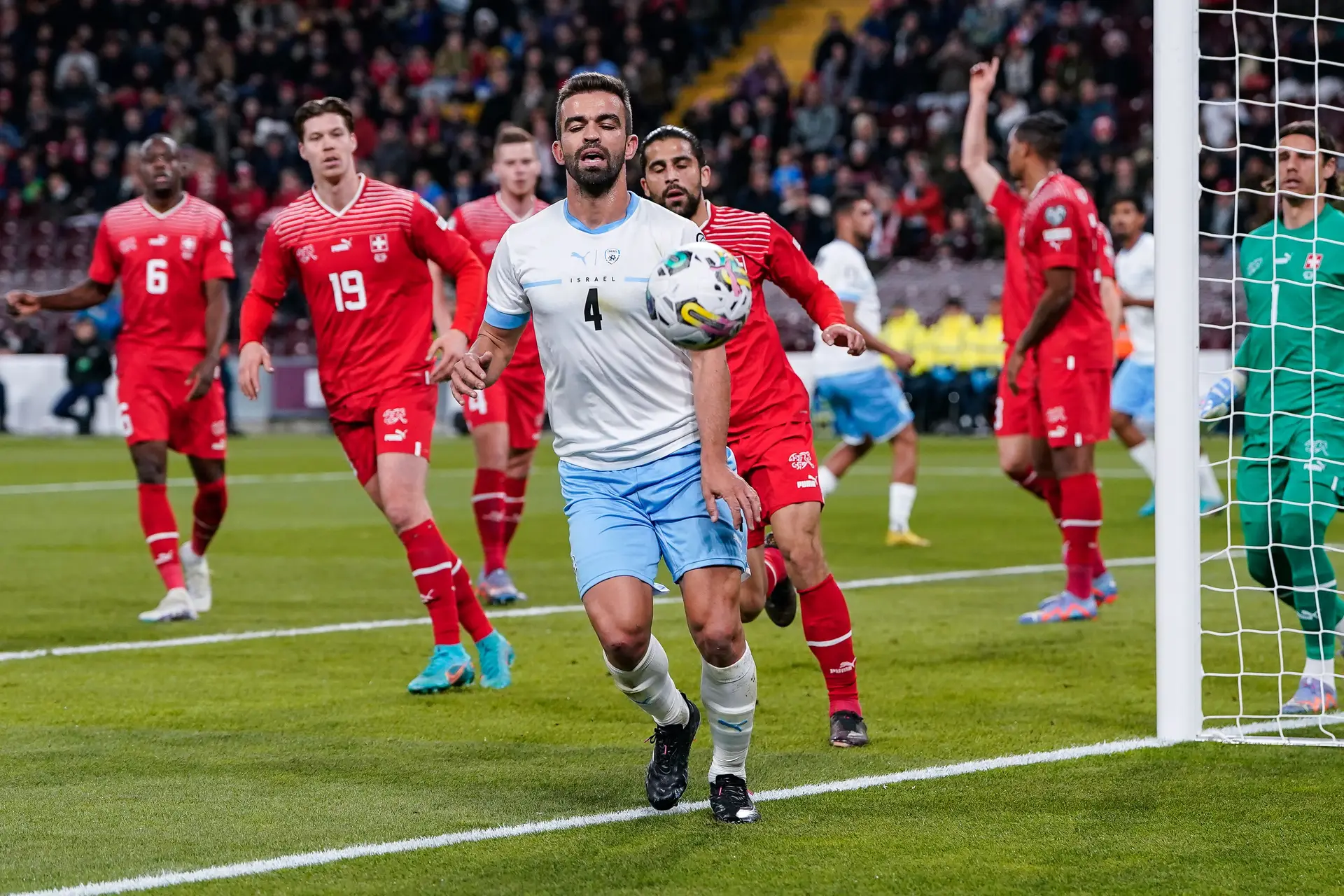 Os jogadores fugiram do horror em Israel. Com as competições paradas, como será o futuro do futebol no país?