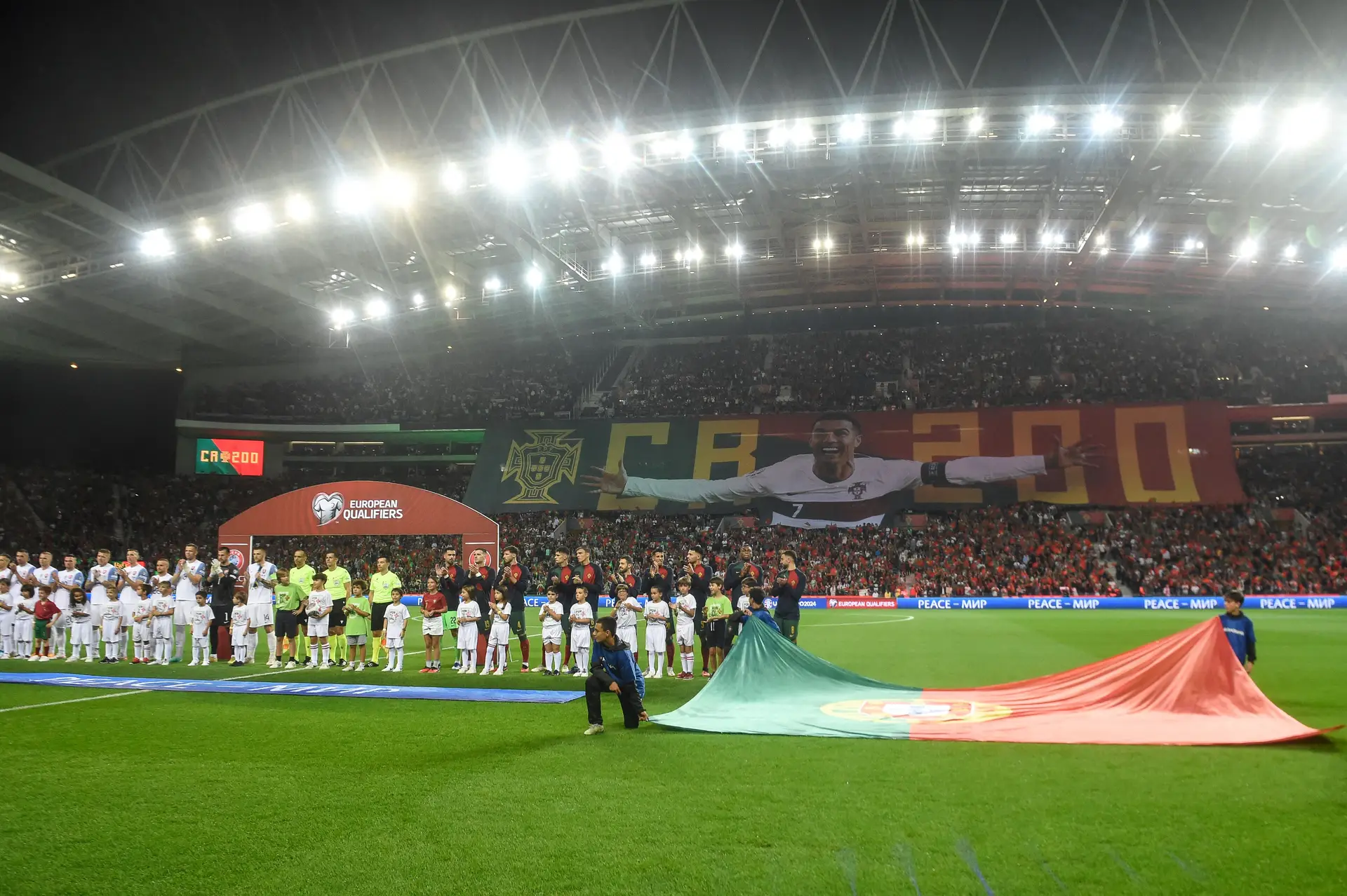 Antes do jogo, Cristiano Ronaldo foi homenageado pelas 200 internacionalizações