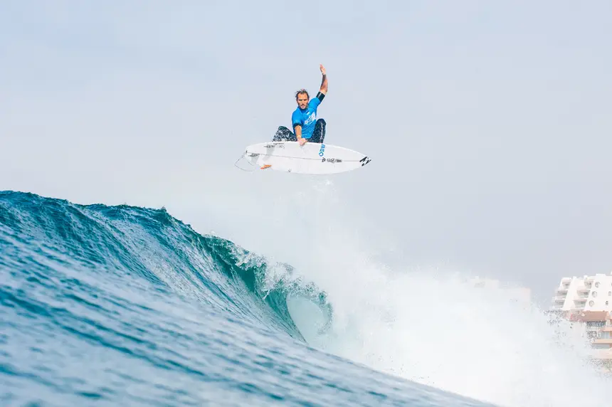 Mais uma onda para Frederico Morais, qualificado pela 3.ª vez para