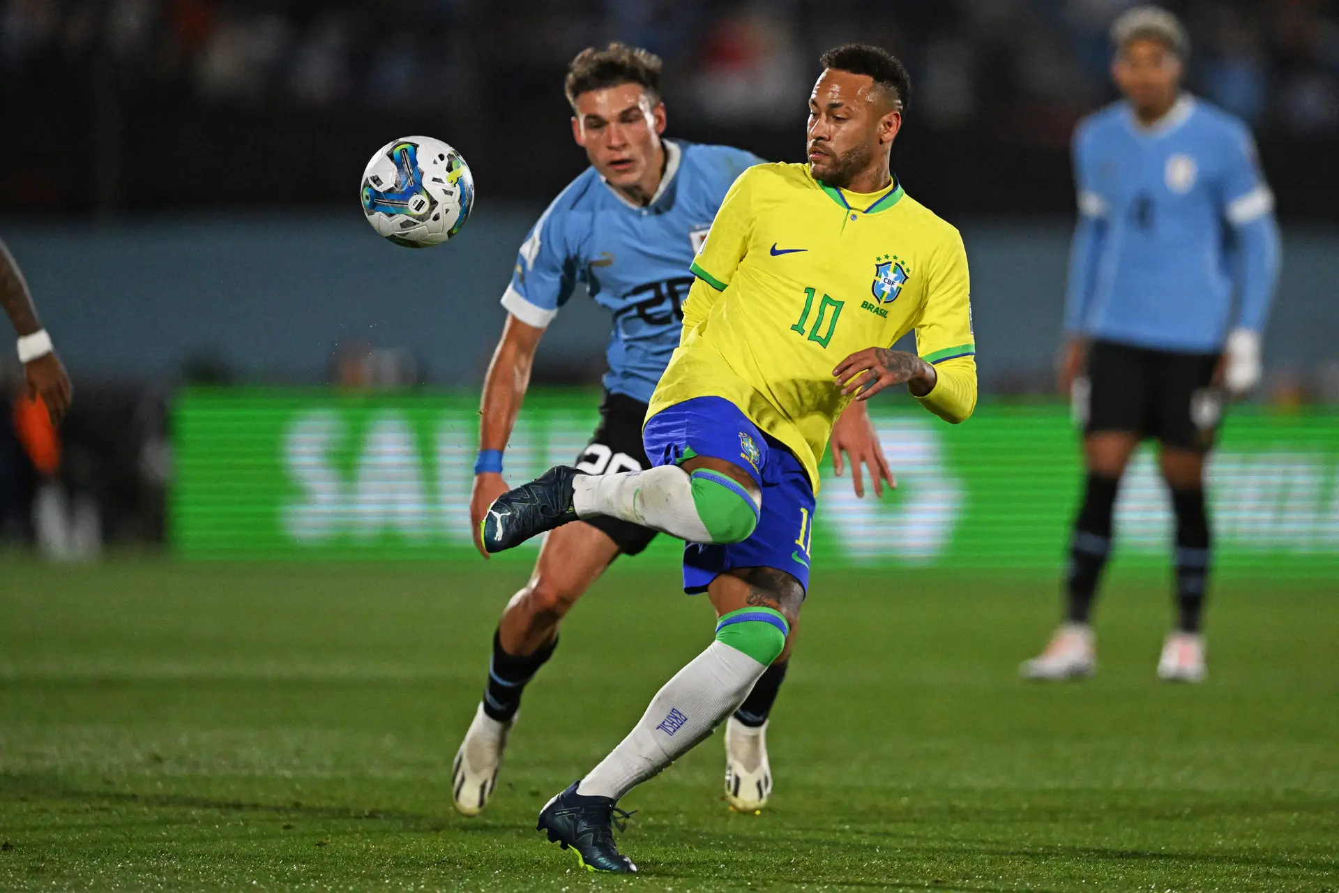 Globoesporte.com > Futebol Internacional > Campeonato Inglês - NOTÍCIAS -  Lateral do time de Felipão é ameaçado de agressão pela própria esposa