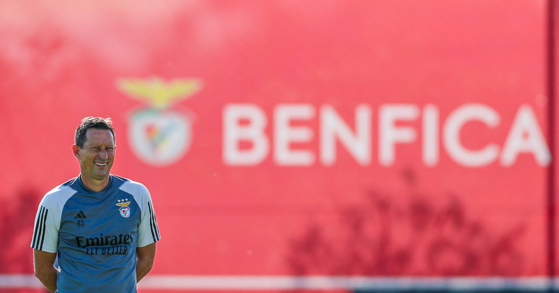 Real Sociedad-Benfica (equipas): Schmidt aposta em três centrais e Arthur -  TVI Notícias