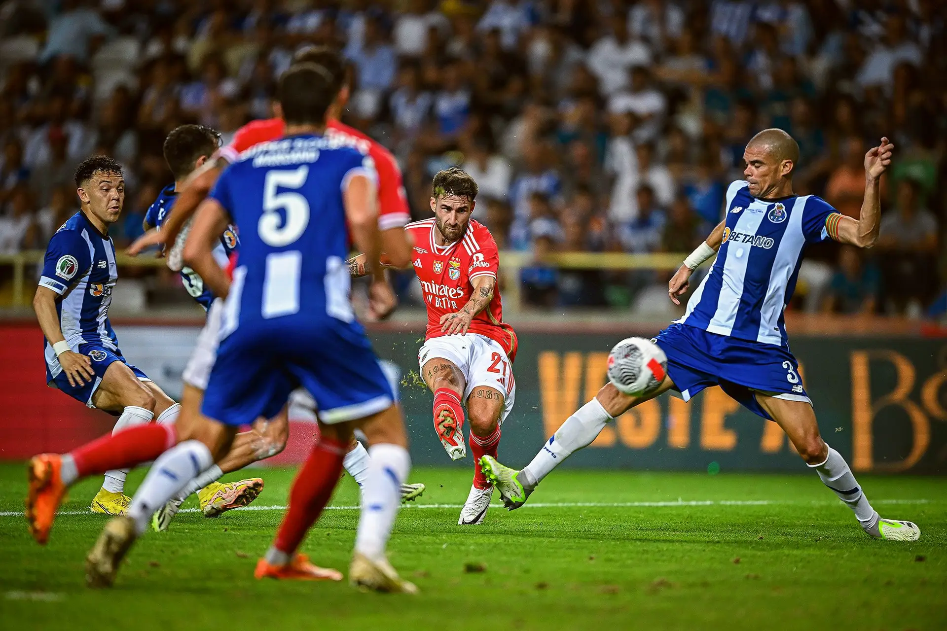 As contas de Benfica, FC Porto e Sporting: receitas disparam, lucros nem por isso