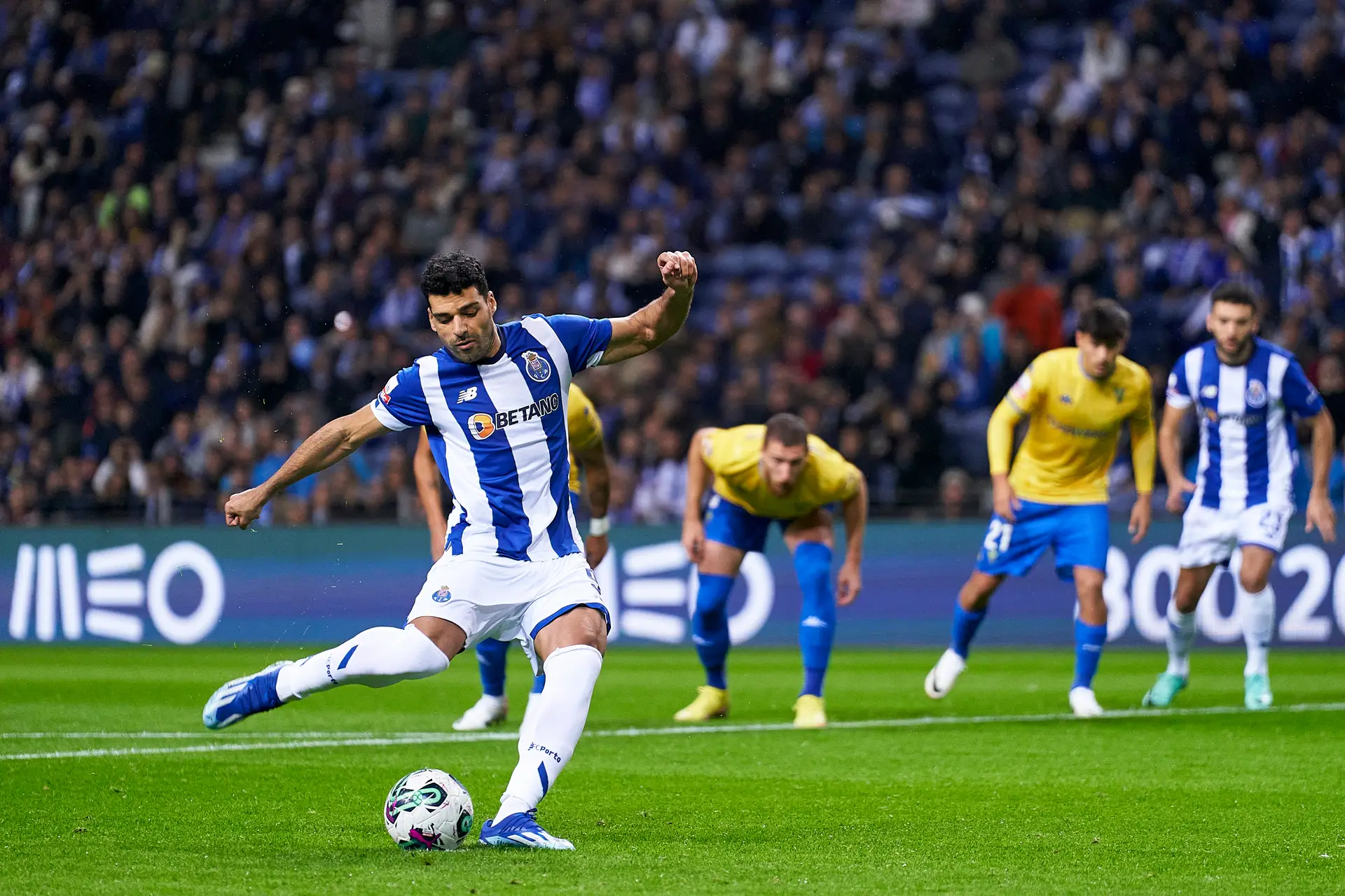 Futebol: Sporting CP aproxima-se do título, FC Porto perdeu pontos