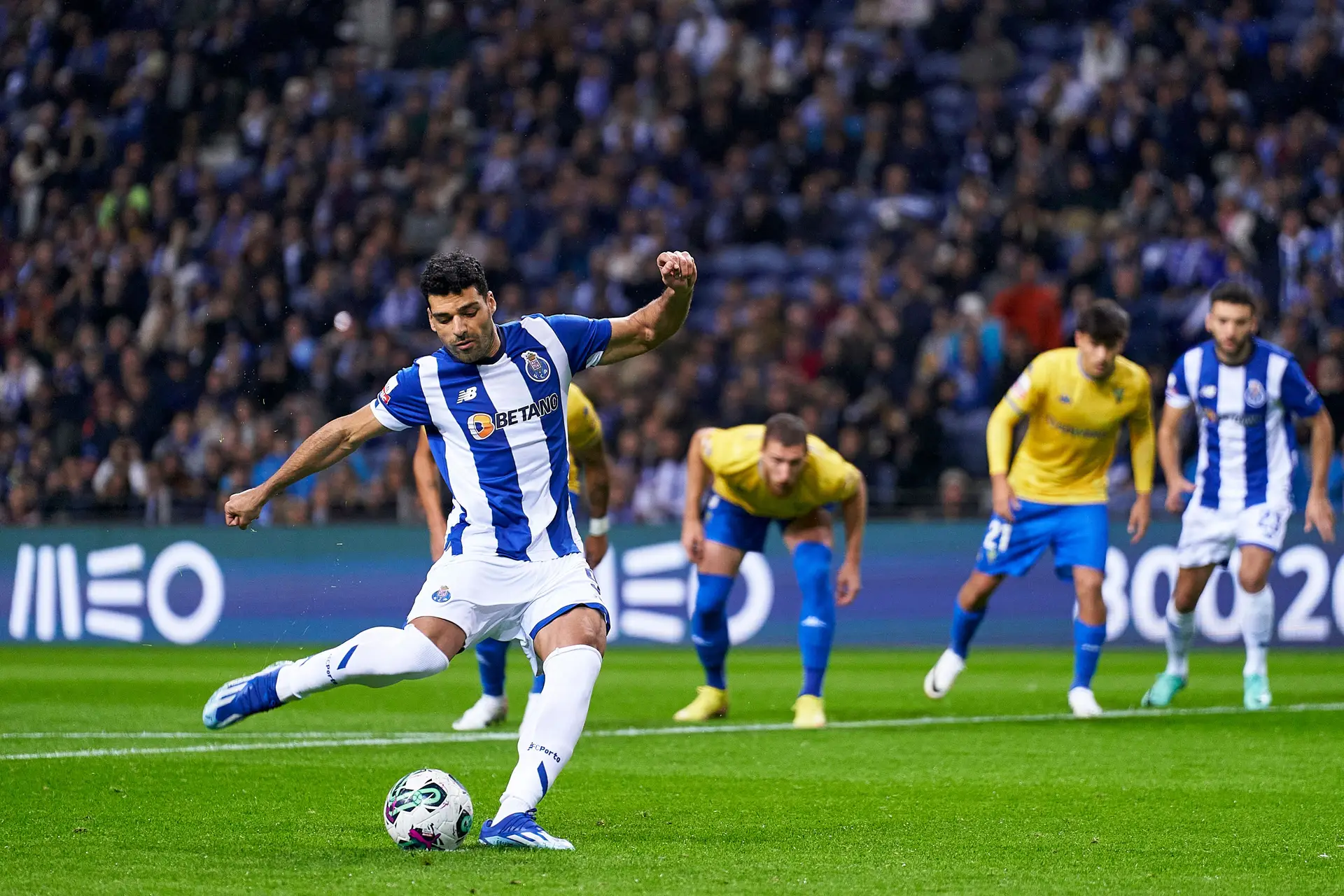 Sérgio Conceição deixa Taremi no banco em Guimarães (os onzes do Vitória SC-FC Porto)