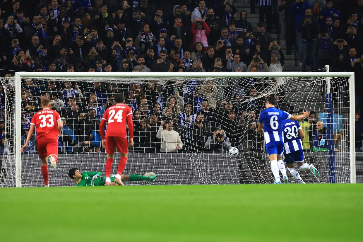 Fora-de-jogo: FC Porto eliminado da Taça da Liga; Ainda o lance de  Eustáquio: Não é punível. Lance de Evaniilson seriaamarelo. Ainda o  possível penalti a favor do Benfica e o golo de