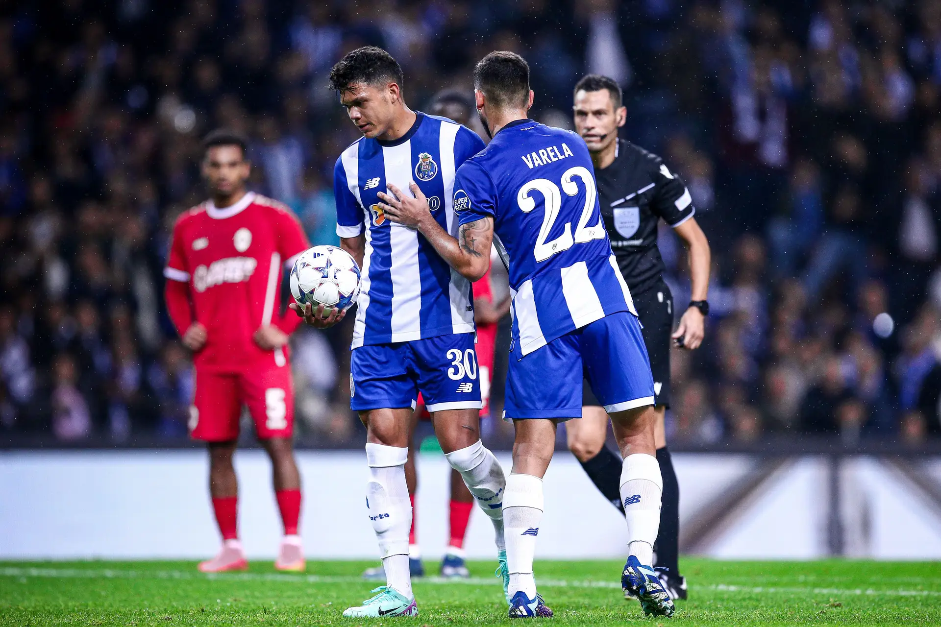 FC Porto vence Antuérpia com golos de Evanilson e Pepe e iguala