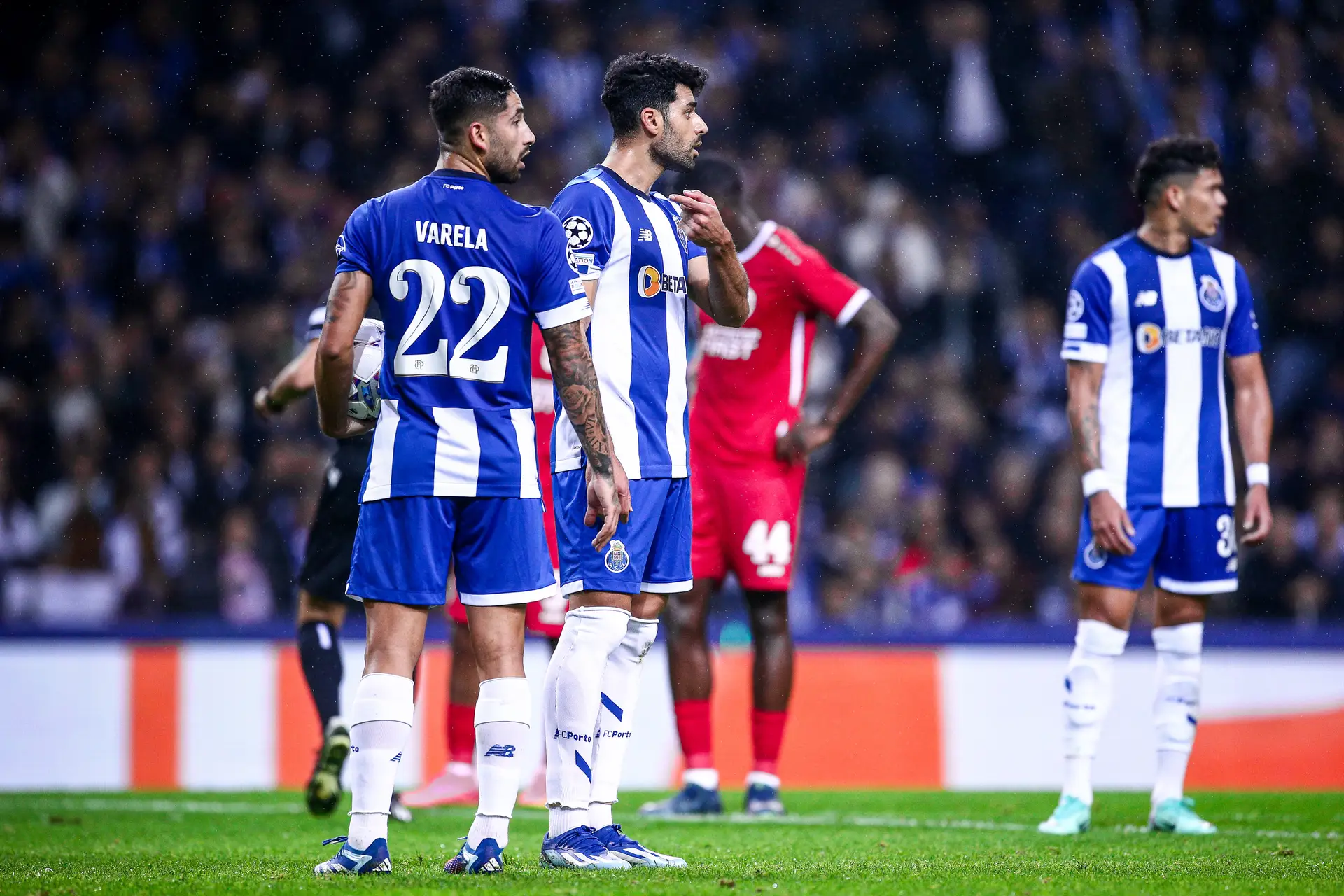 Depois das dúvidas, Pepe deu a bola a Evanilson para o penálti