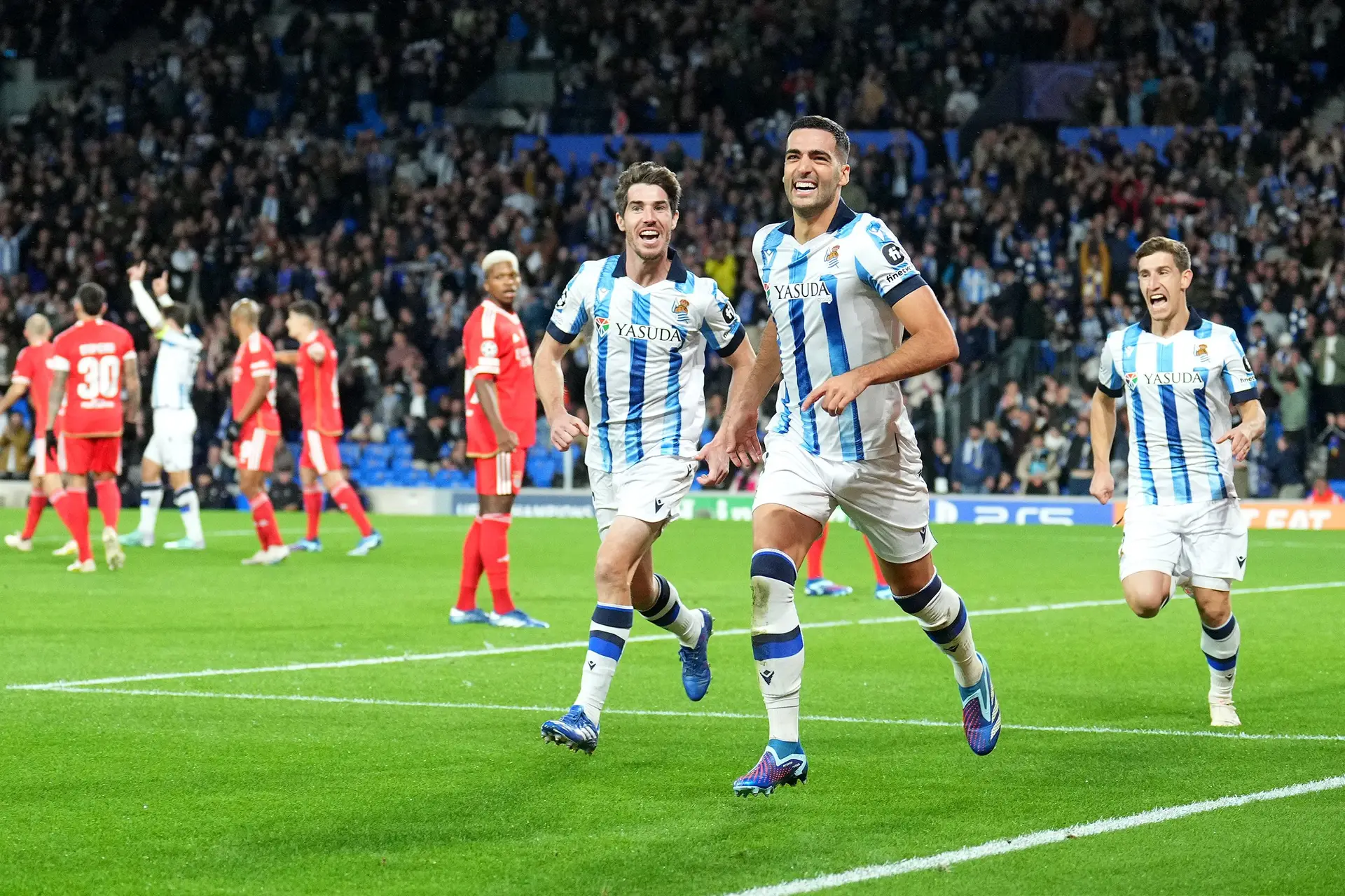 Benfica de novo com três centrais para tentar sobreviver na Champions