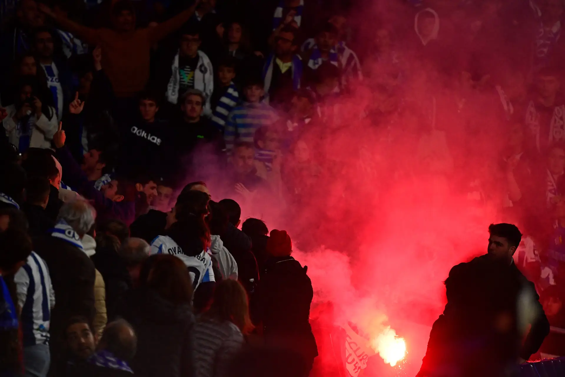 “Vergonha, adeptos do Benfica”. Real Sociedad mostra adeptos detidos e material apreendido. Clube português pede “desculpa pelo episódio”
