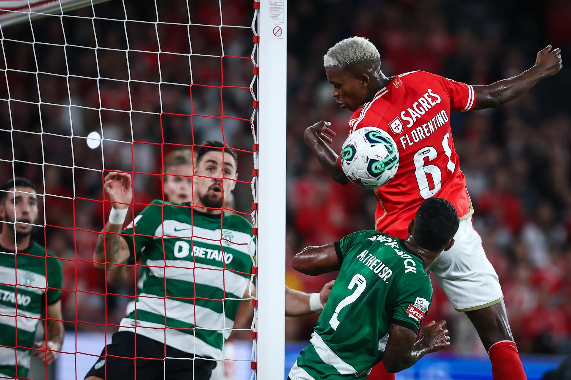 João Neves, um gigante dois em um que vê soluções e esconde problemas (a  crónica do Benfica-Sporting) – Observador