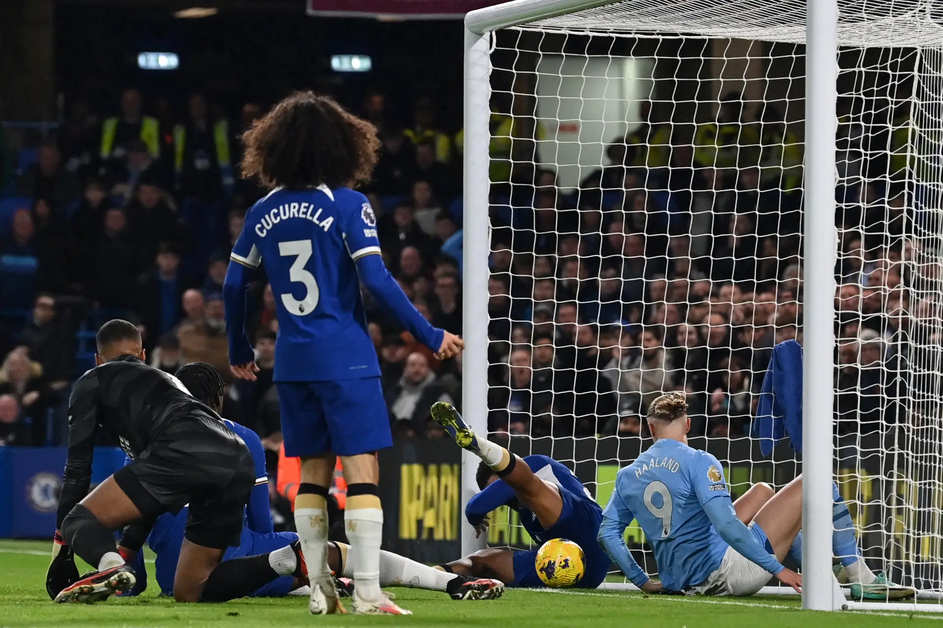 Um jogo de loucos que acabou com uma traição não festejada: Chelsea e City  empatam com oito golos – Observador